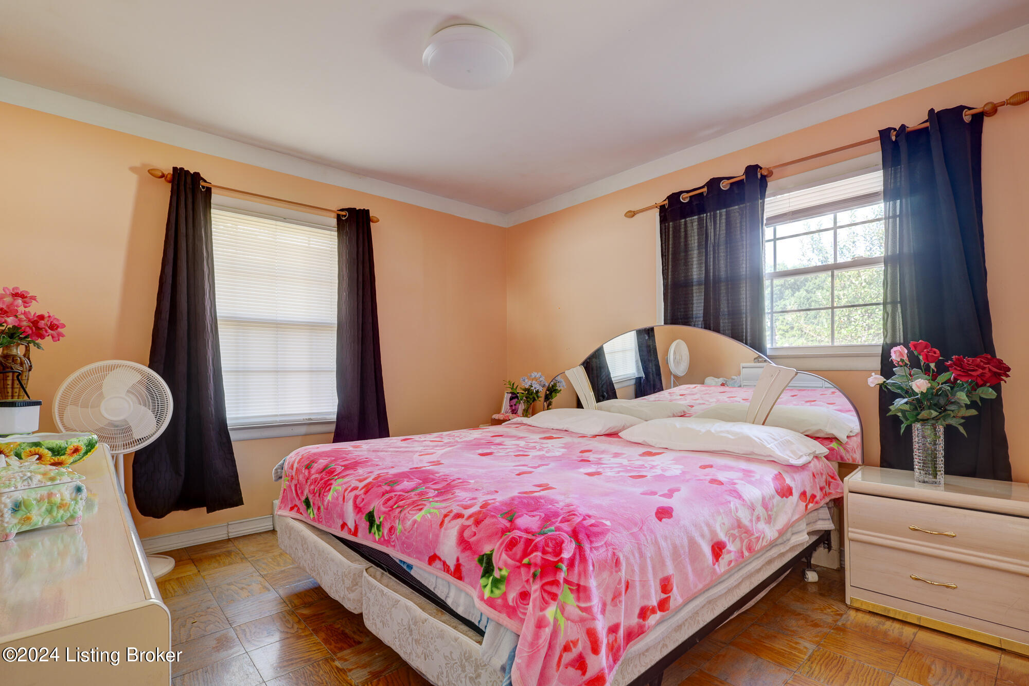 427 E Kenwood Dr