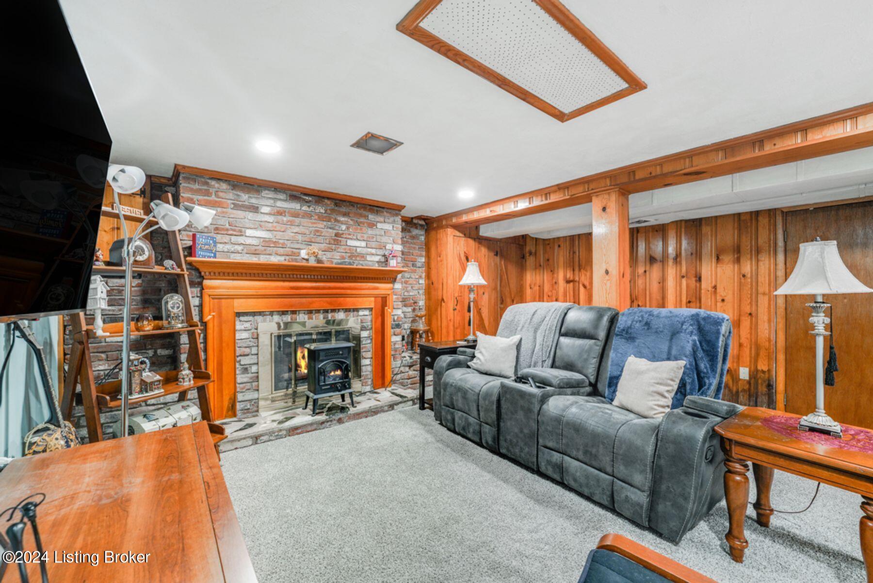 9109 Mahoney Dr