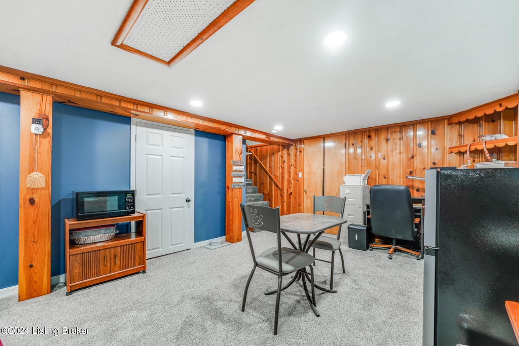9109 Mahoney Dr