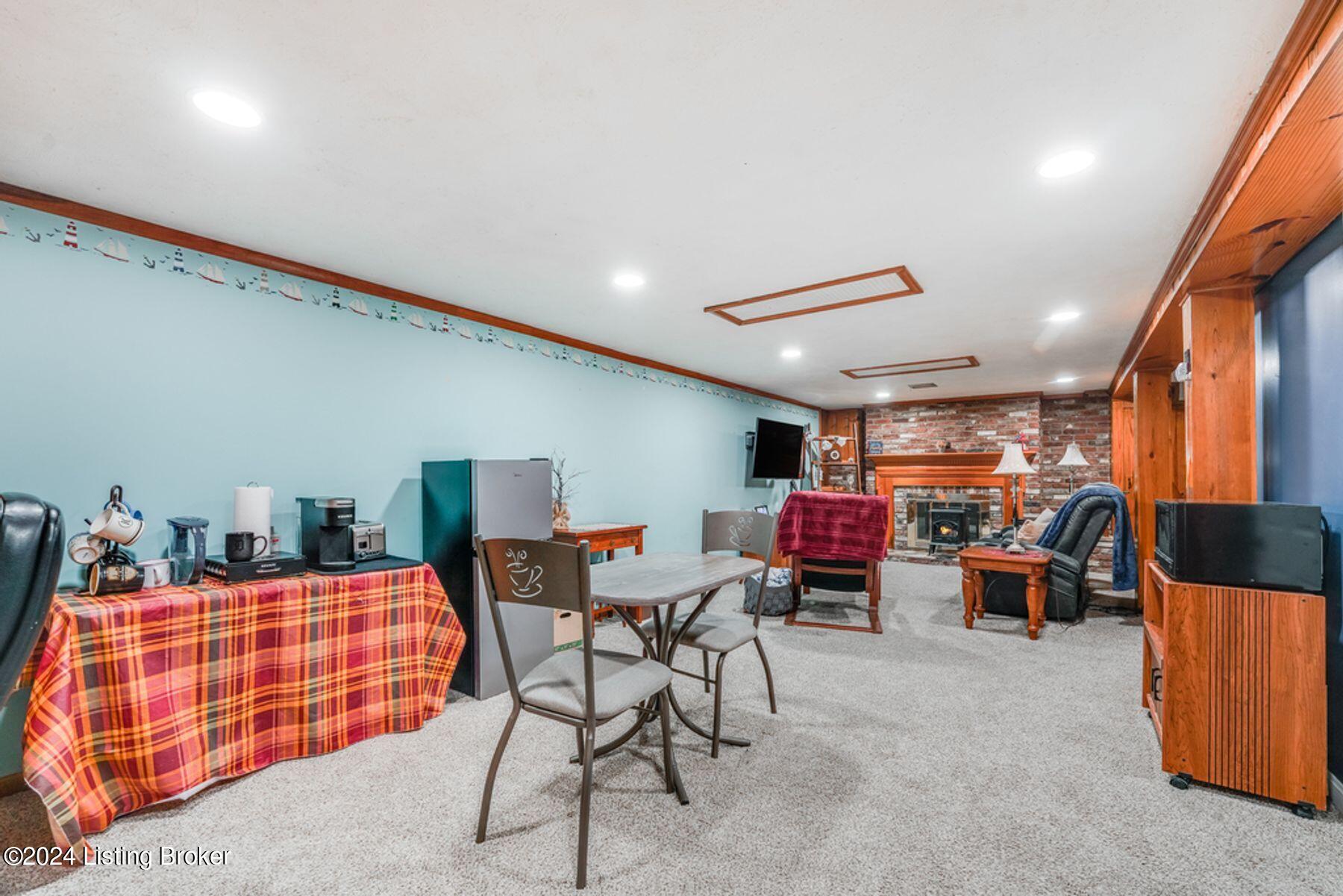9109 Mahoney Dr