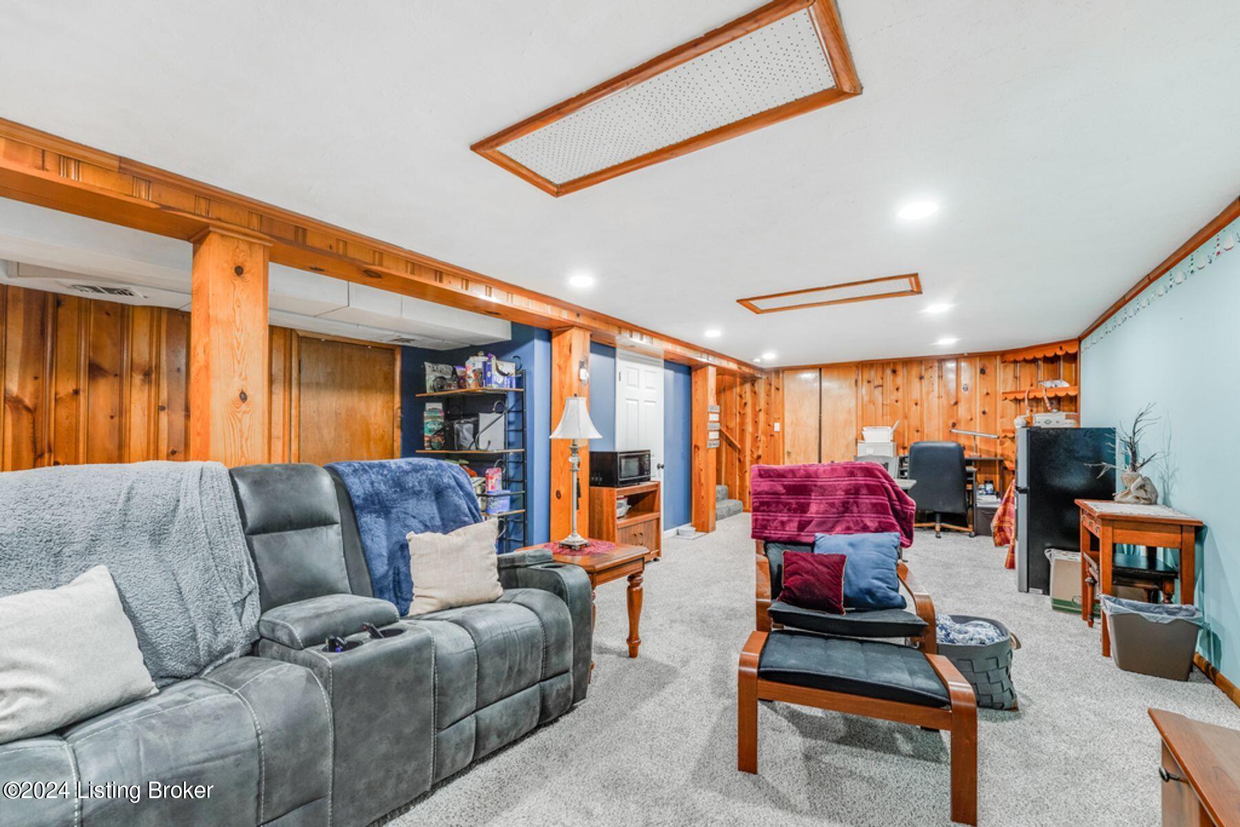 9109 Mahoney Dr