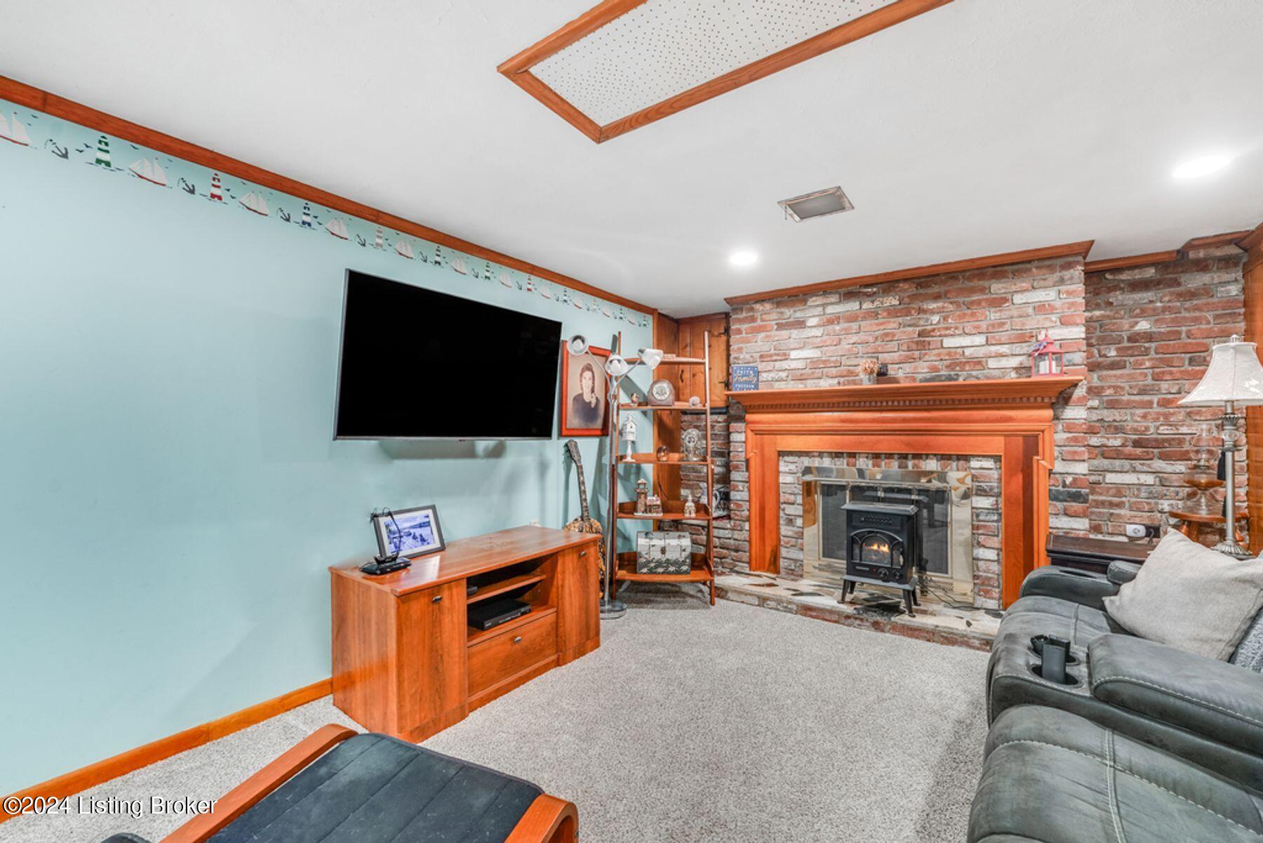 9109 Mahoney Dr