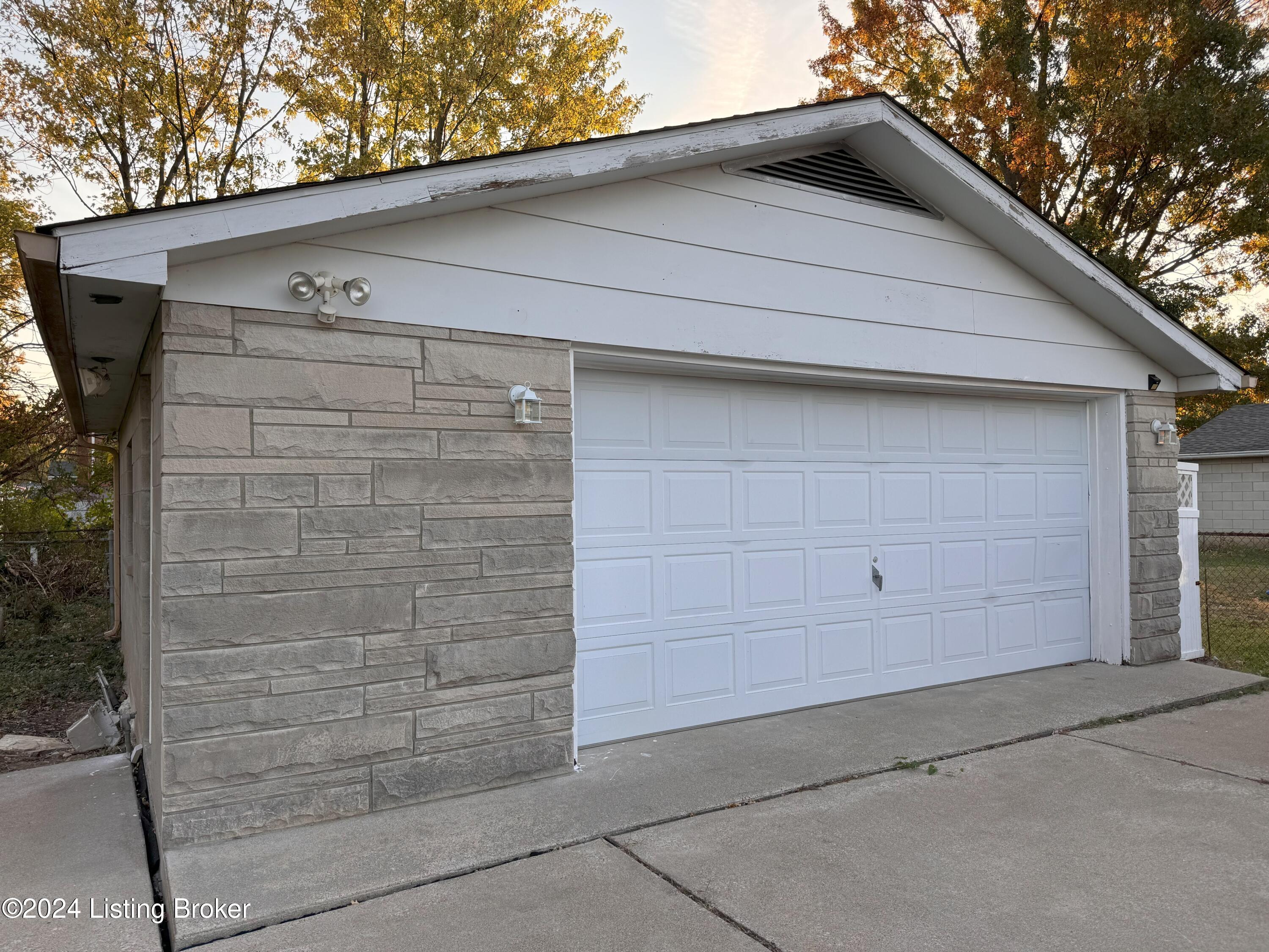5805 Hillwood Dr