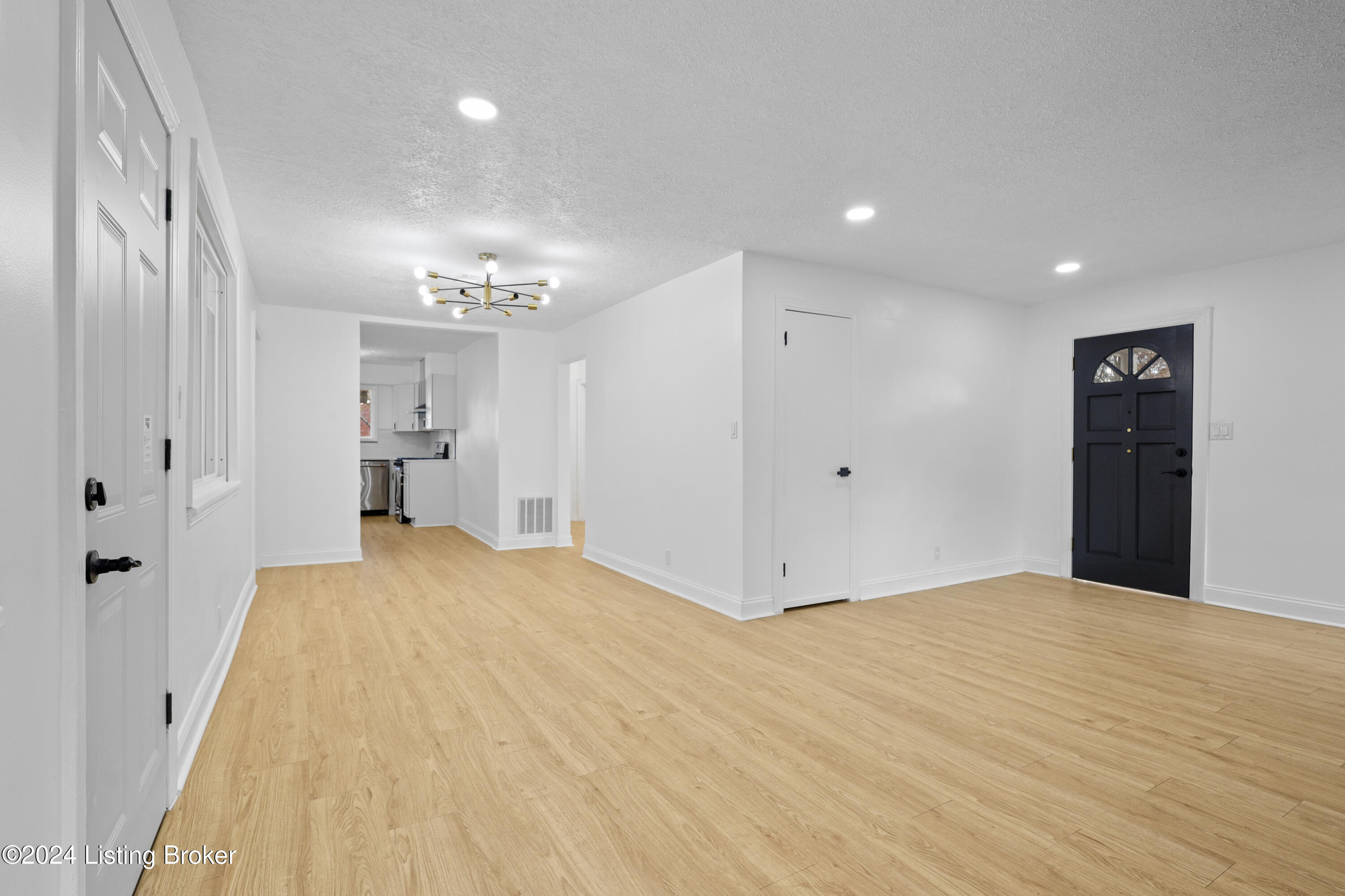 200 E Esplanade Ave