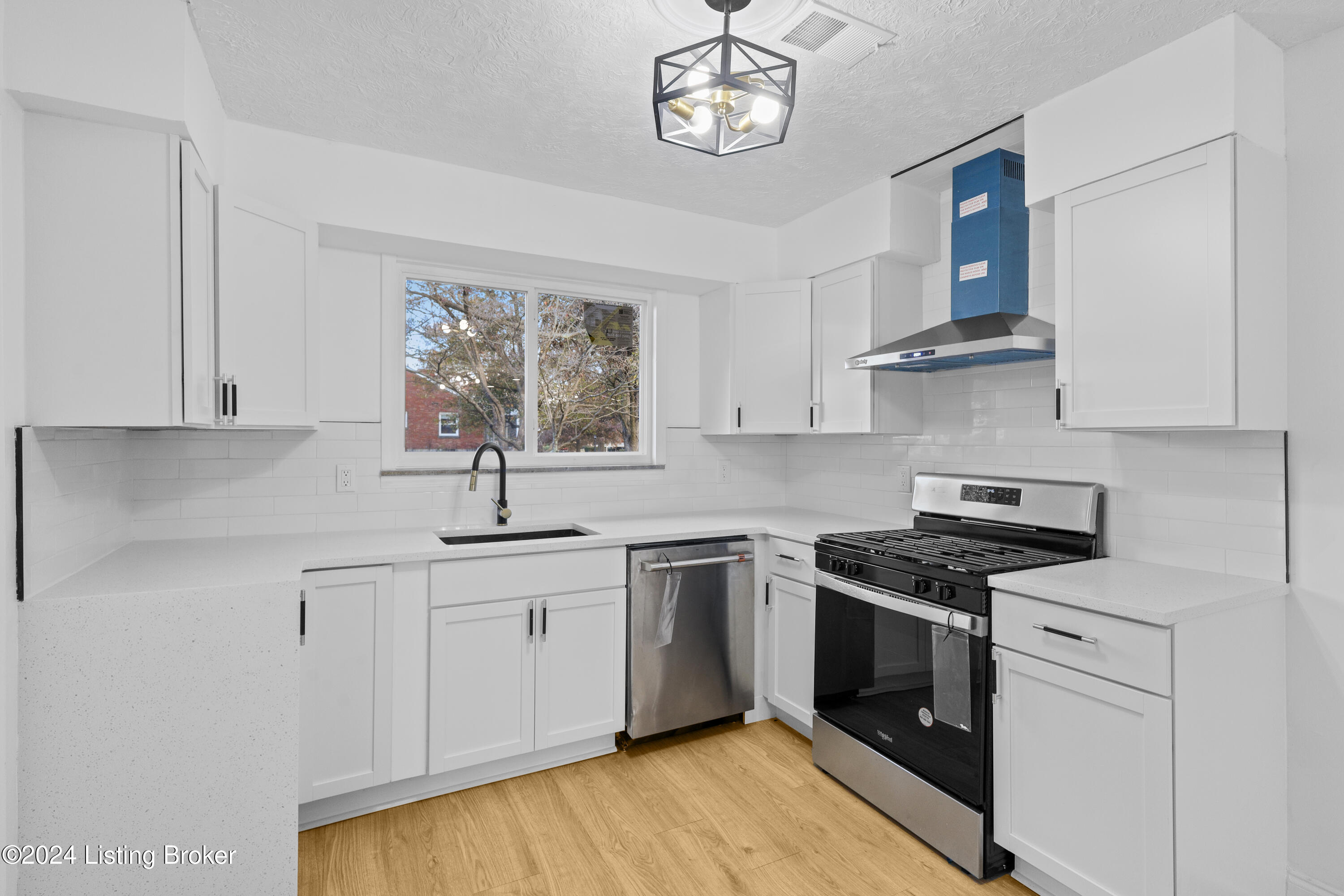 200 E Esplanade Ave