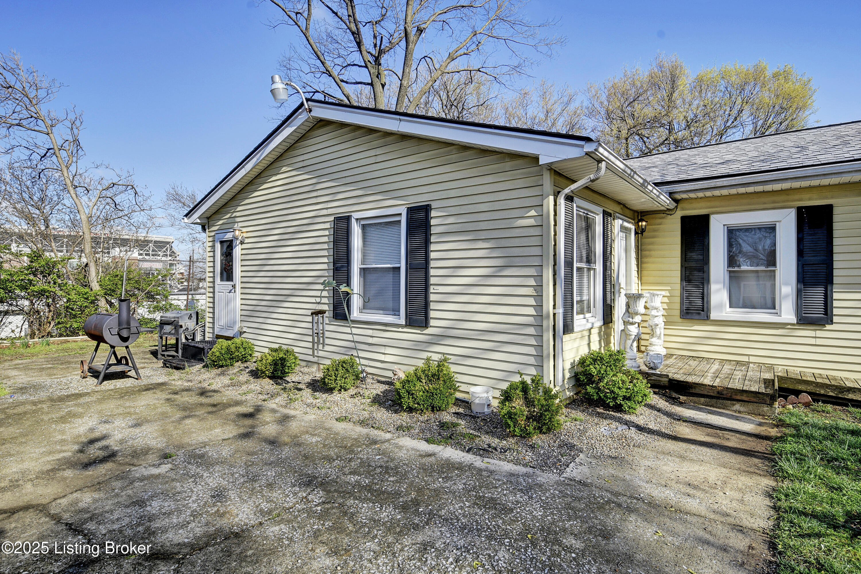 2712 New High St