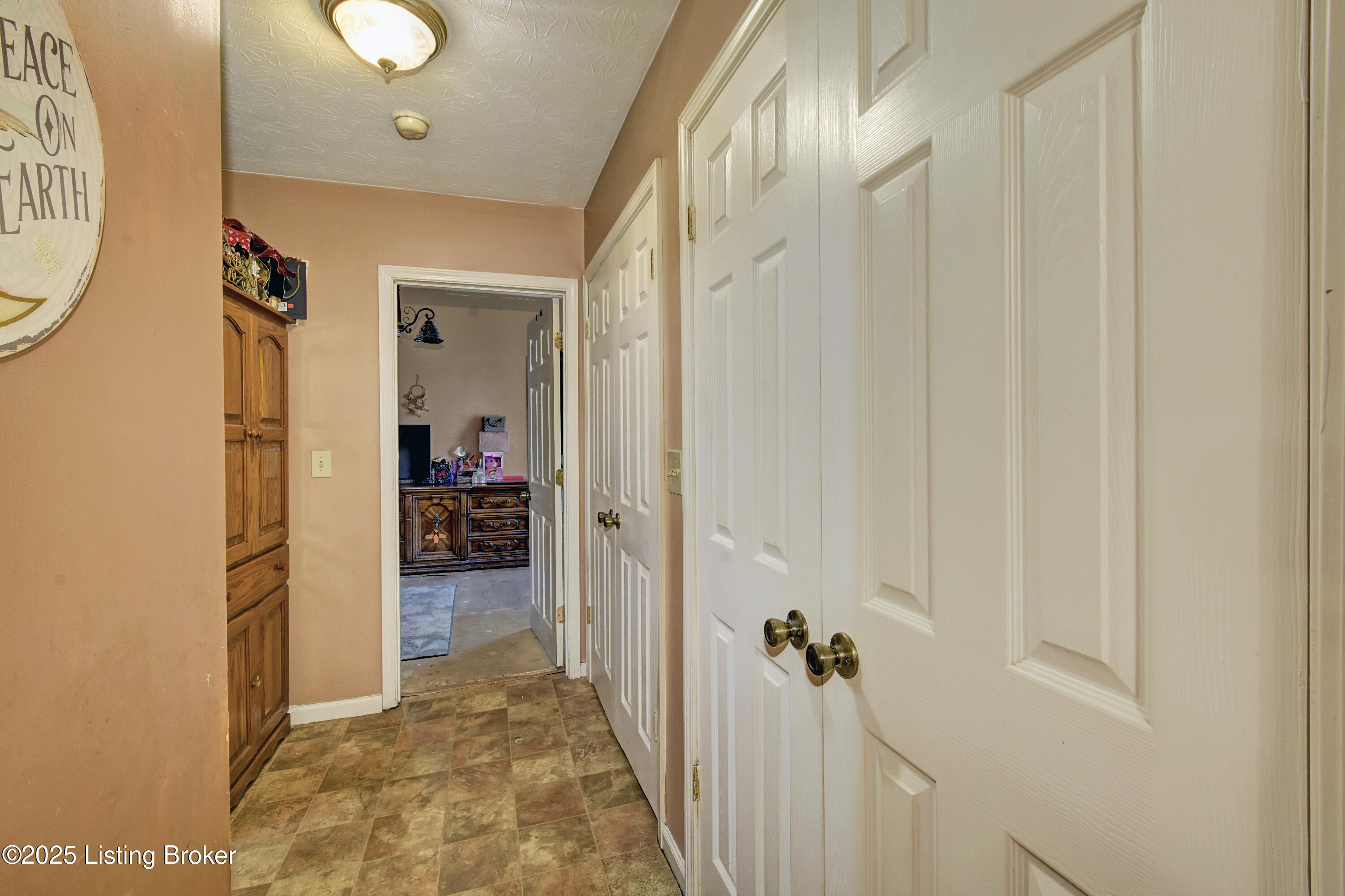 2712 New High St