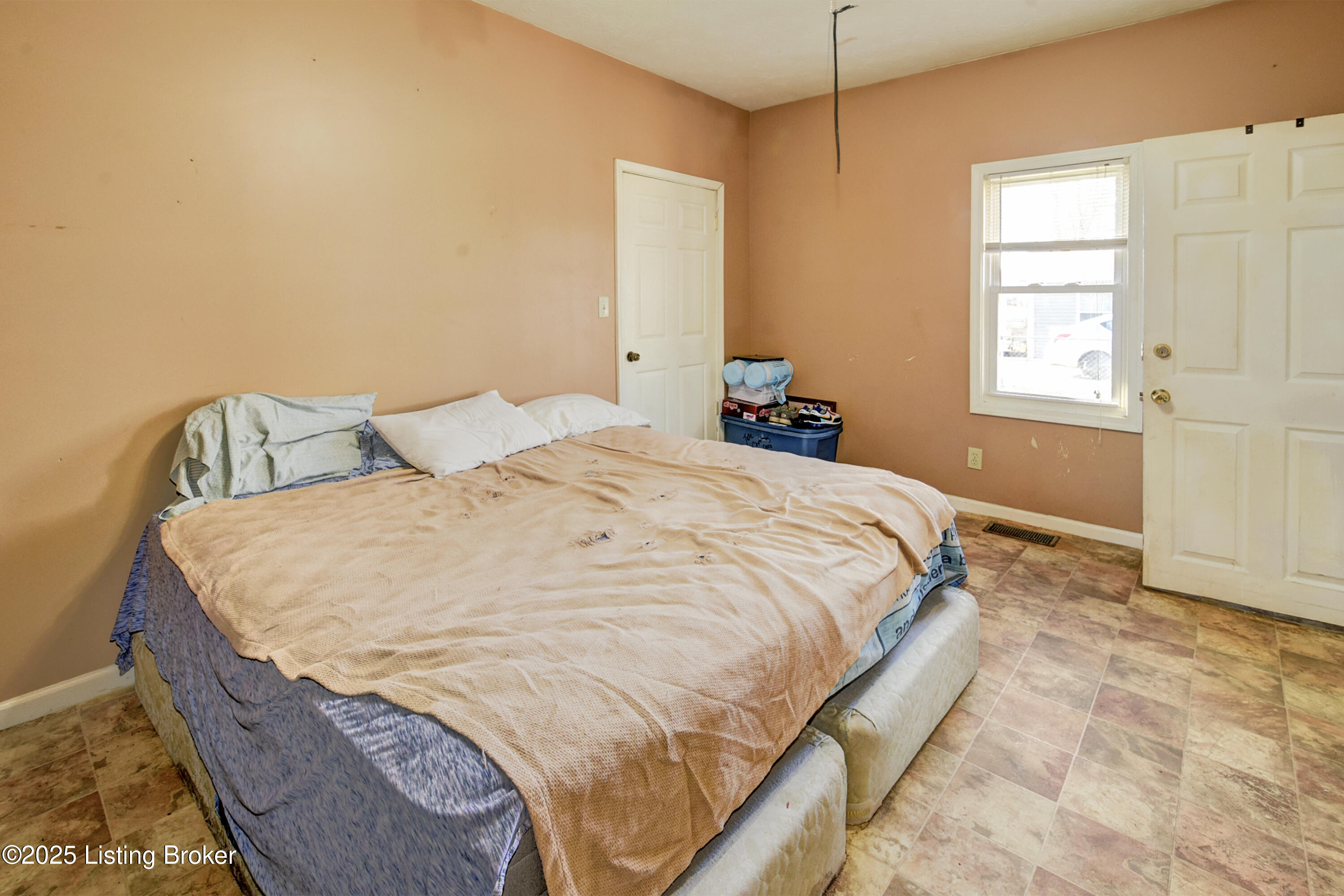 2712 New High St
