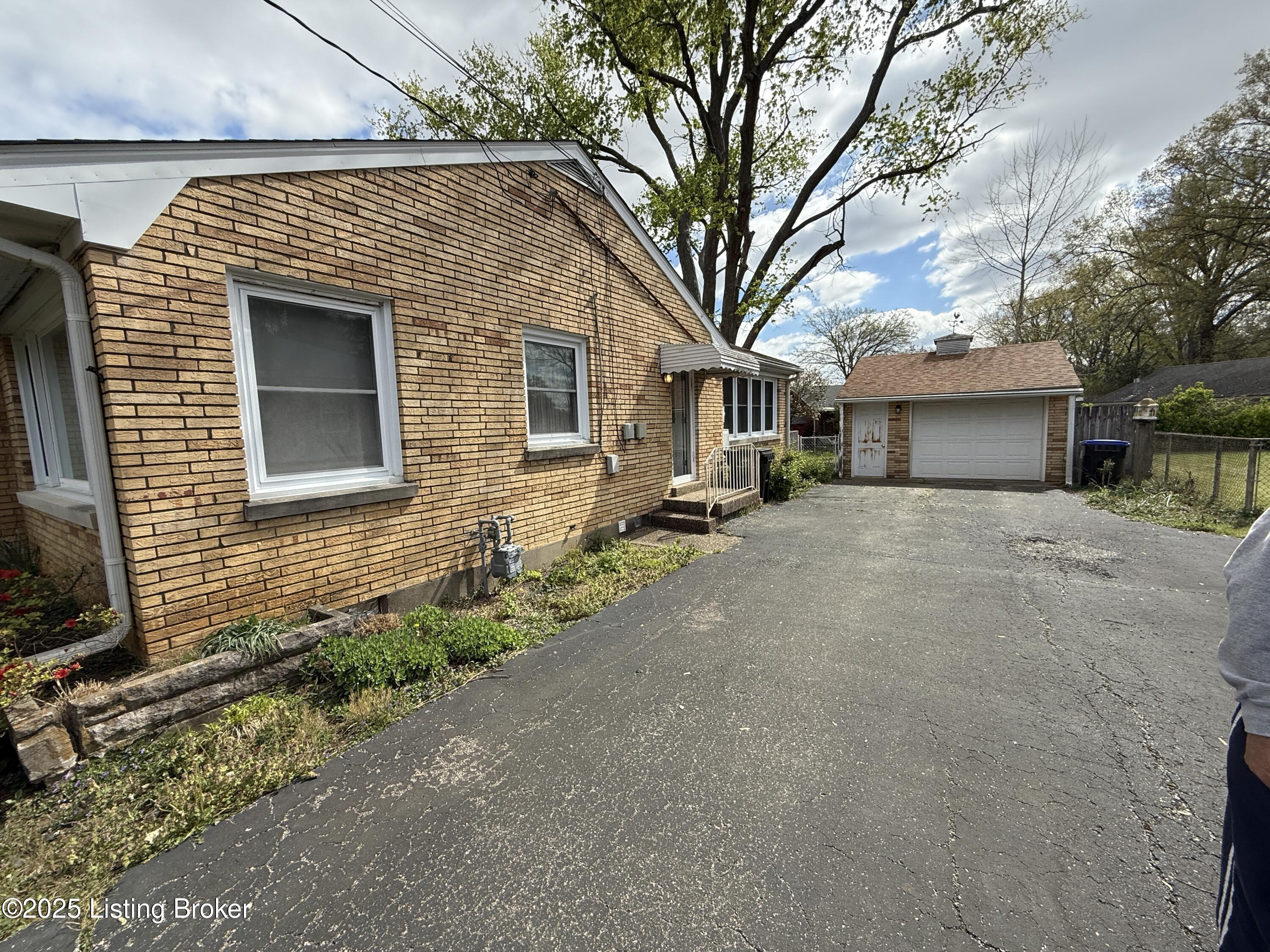 5427 Southview Dr