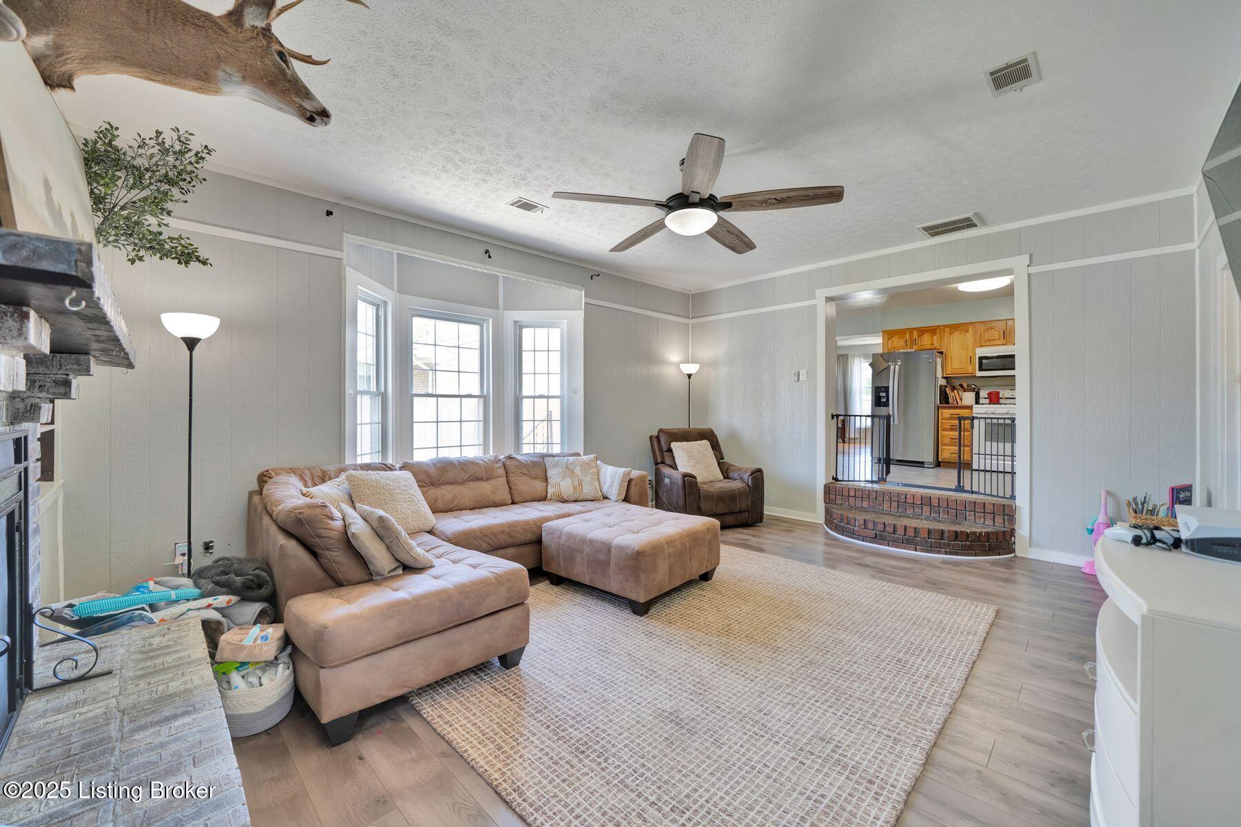 5702 Elmer Ln