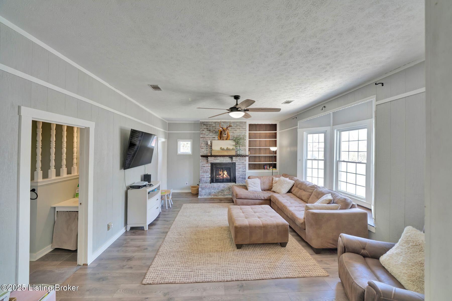 5702 Elmer Ln