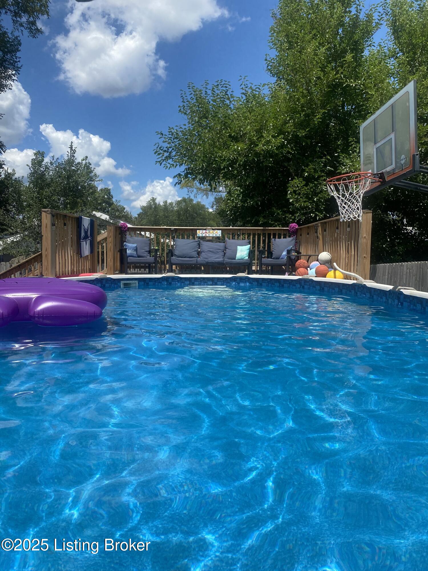 5811 Hornbeam Ln