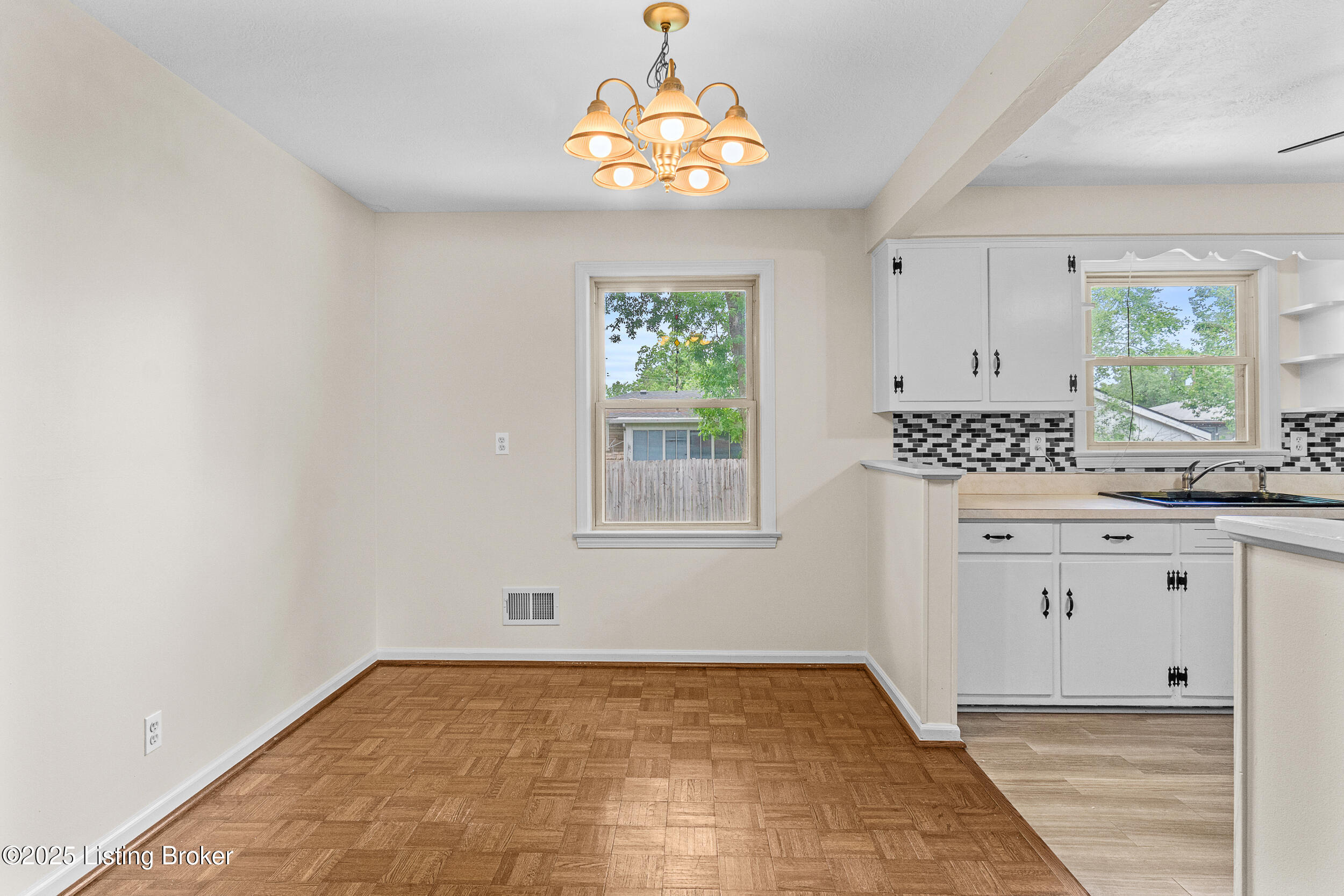 5811 Hornbeam Ln