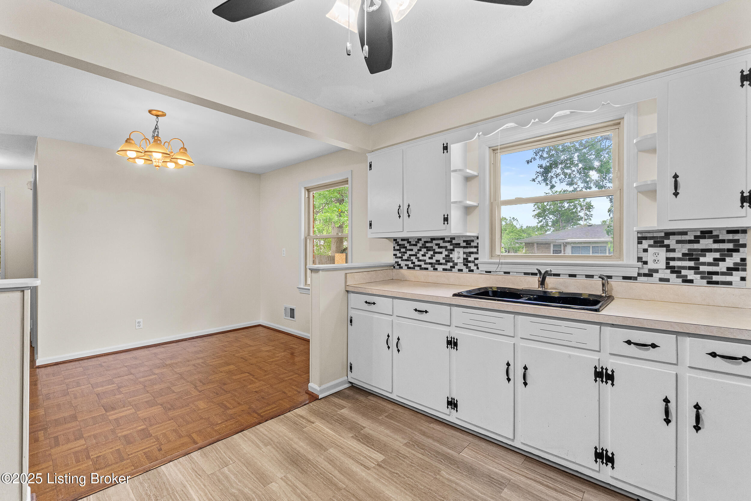5811 Hornbeam Ln