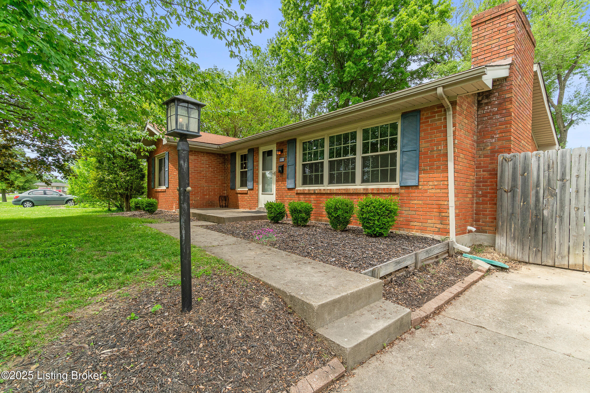 5811 Hornbeam Ln