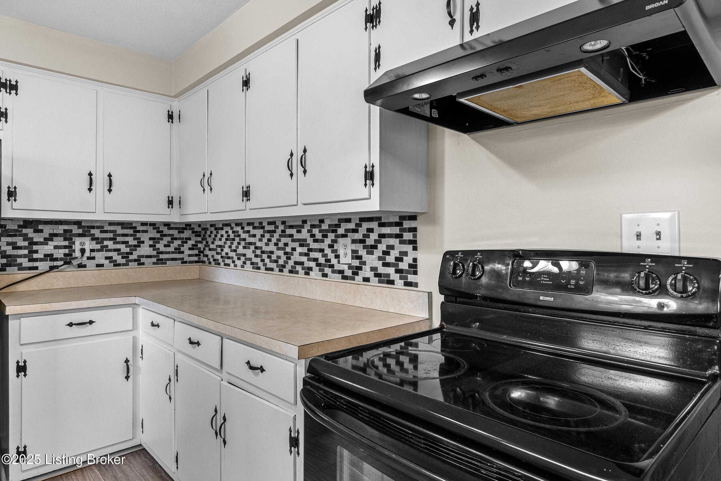5811 Hornbeam Ln