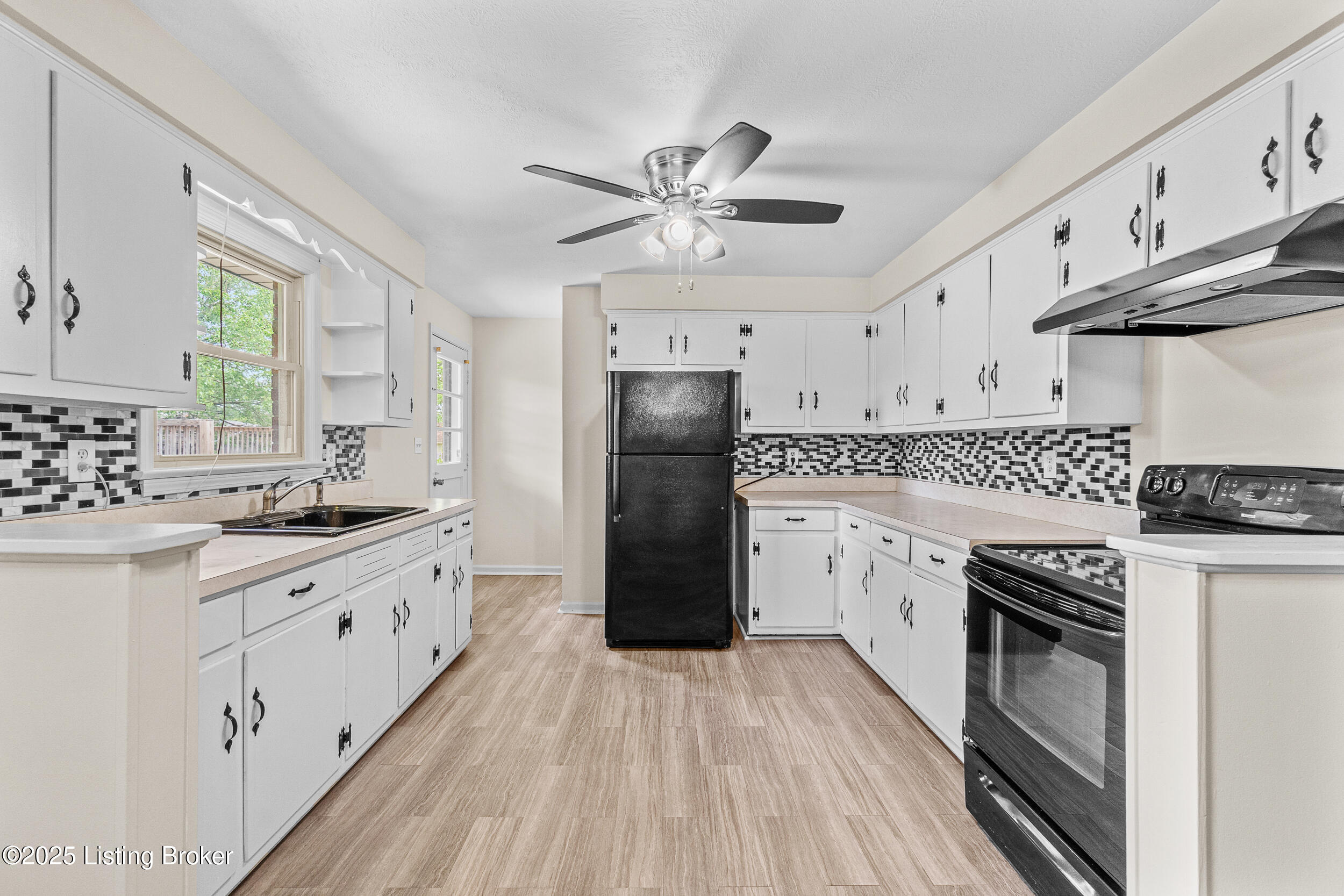 5811 Hornbeam Ln