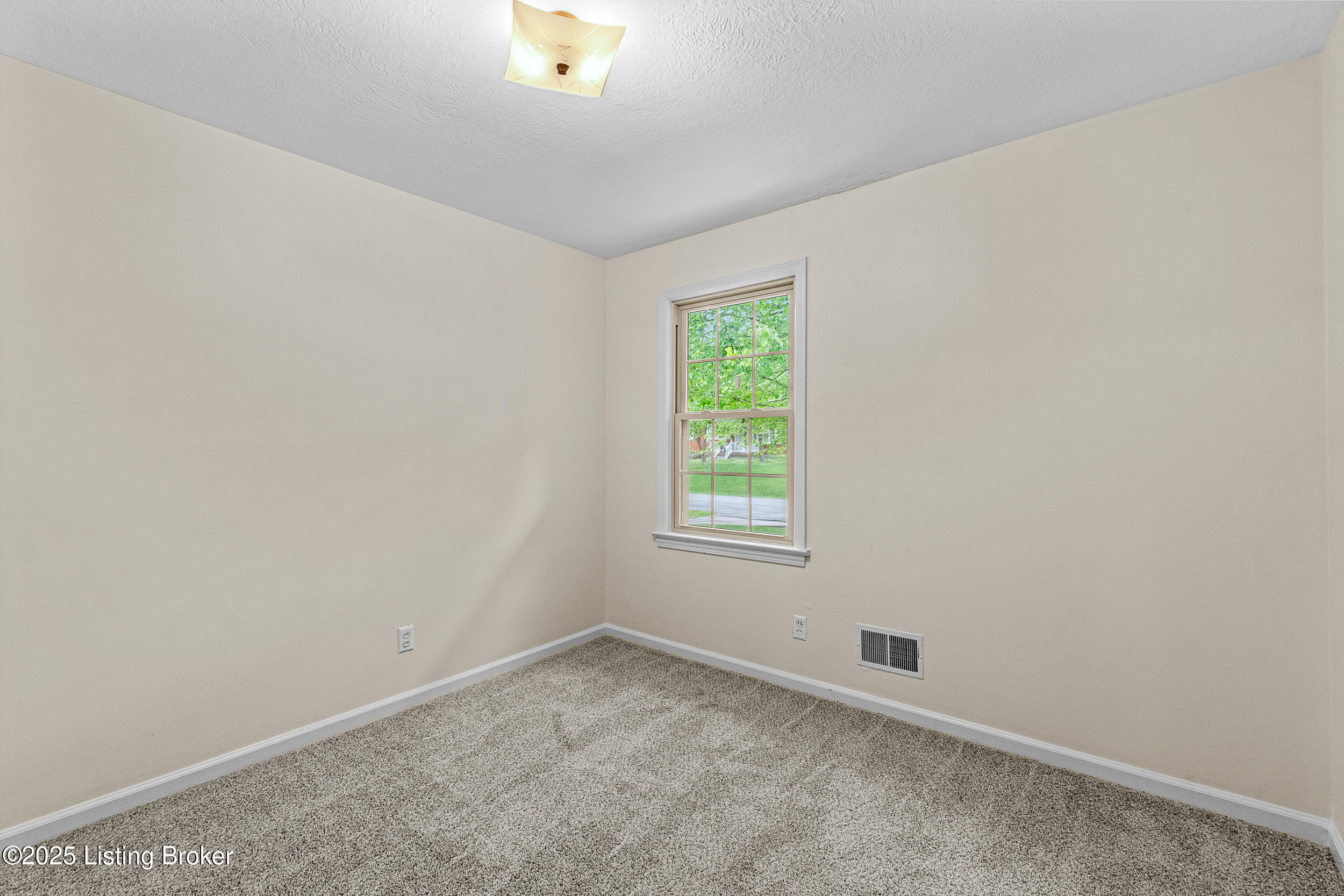 5811 Hornbeam Ln