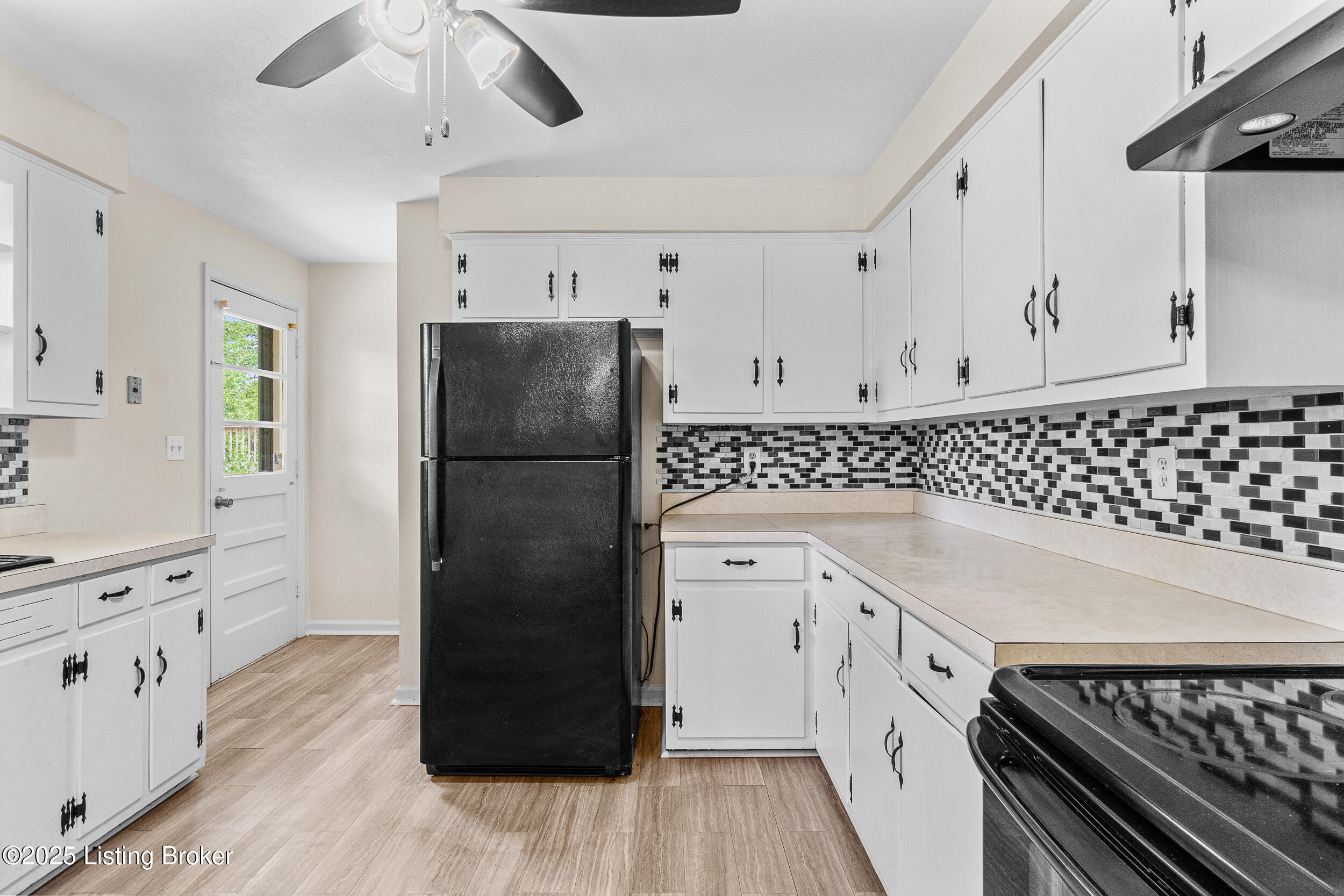 5811 Hornbeam Ln