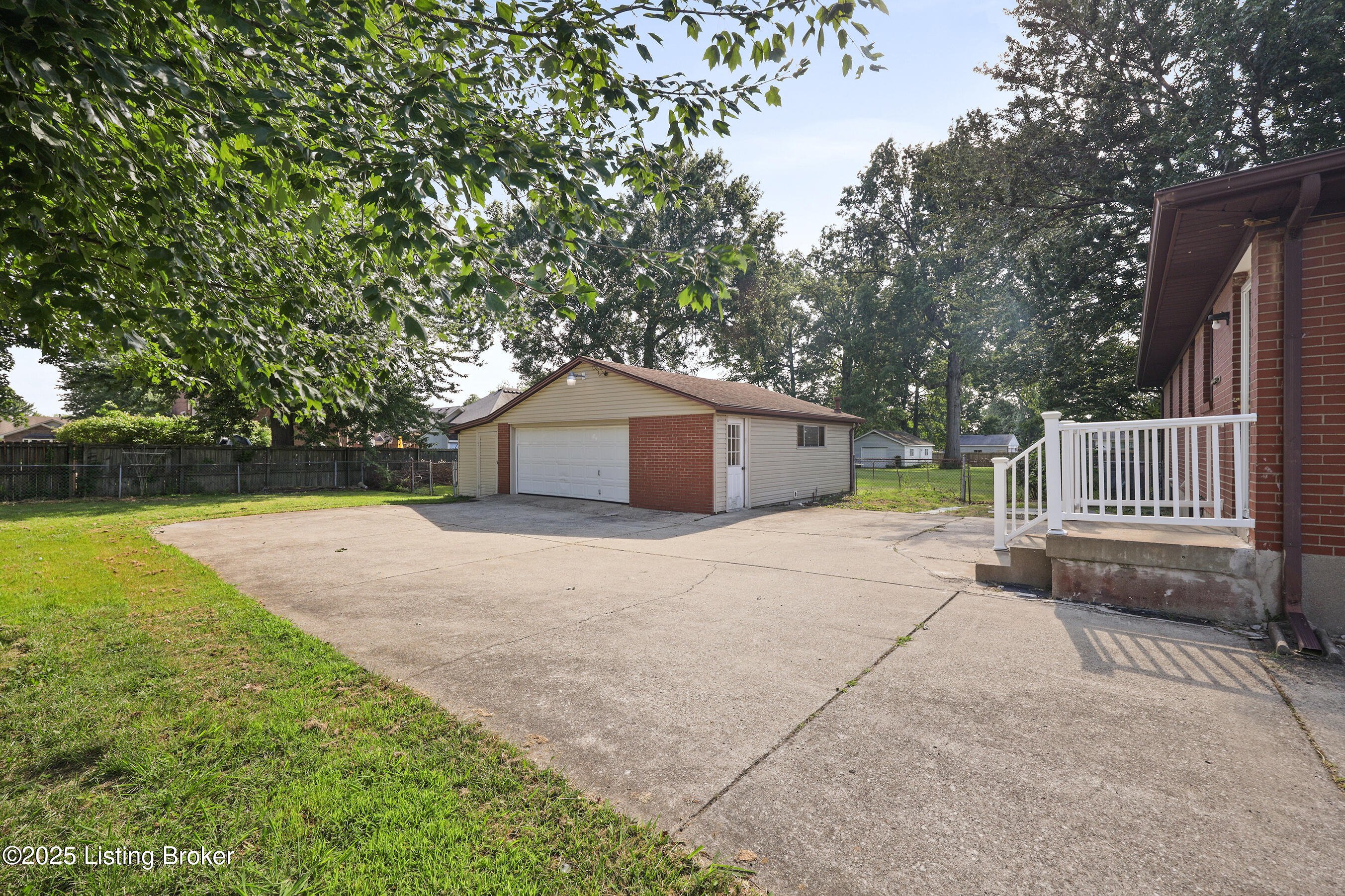 8604 Fernview Dr