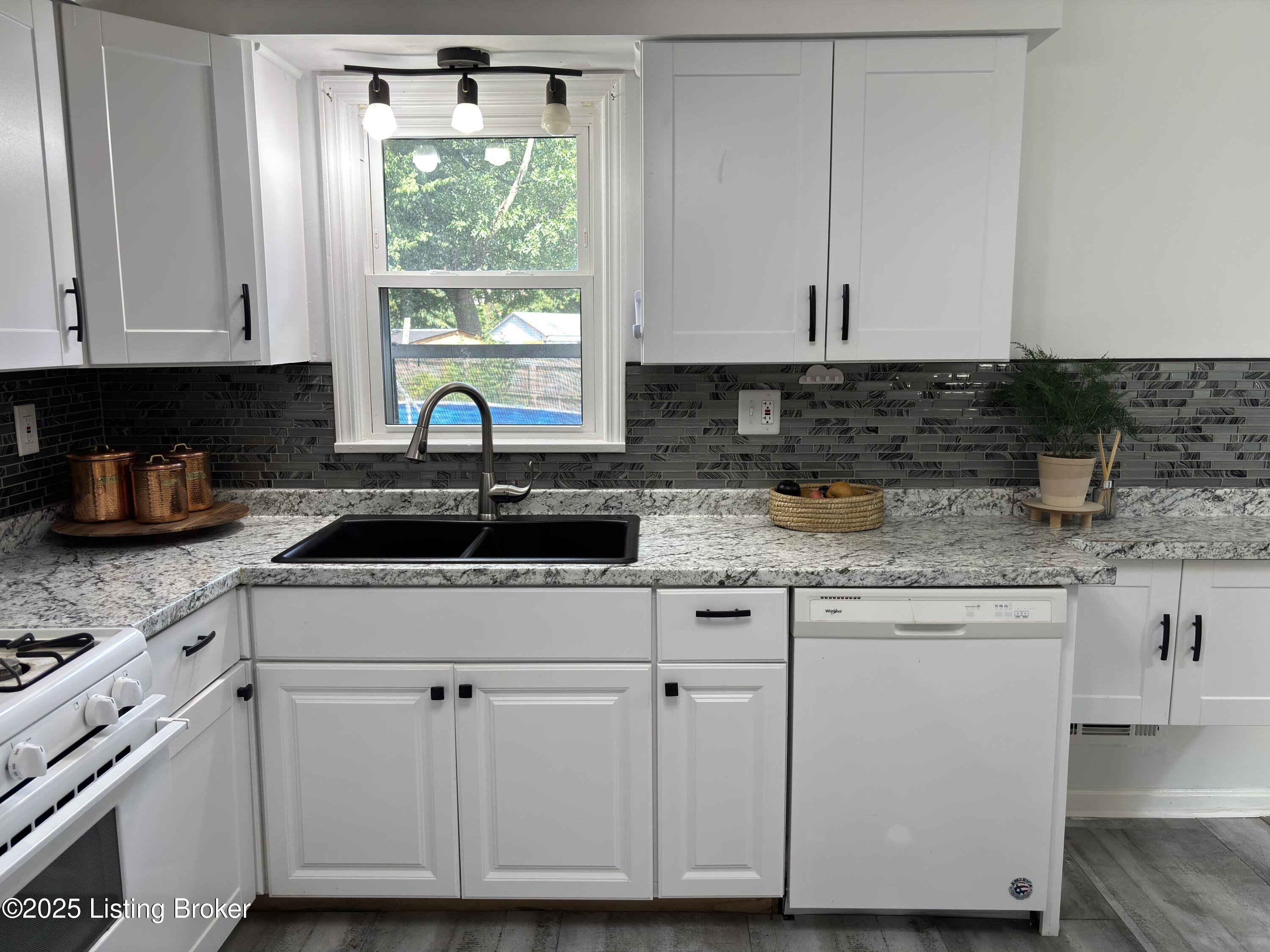 4001 Britt Ln, Louisville