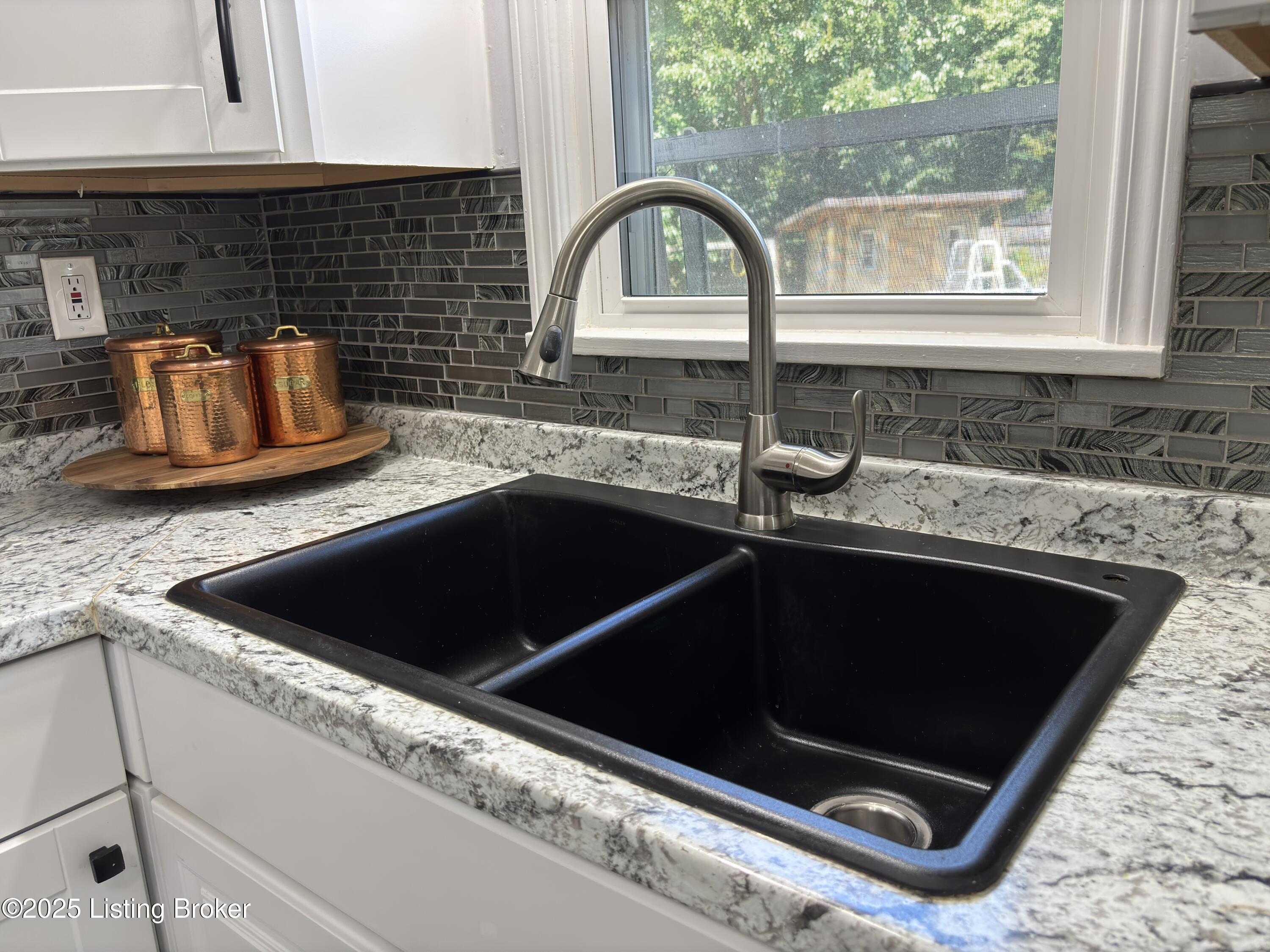 4001 Britt Ln, Louisville