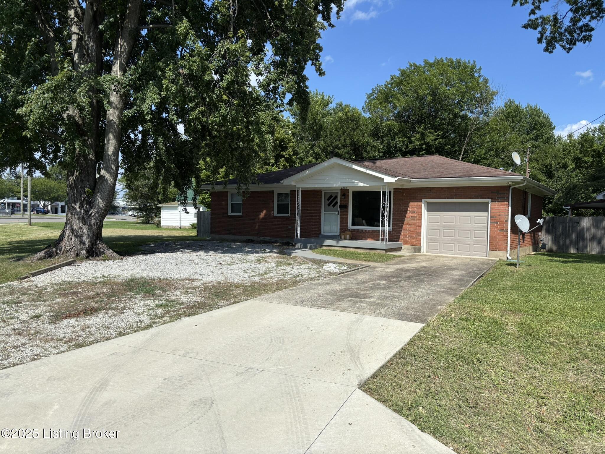 4001 Britt Ln, Louisville