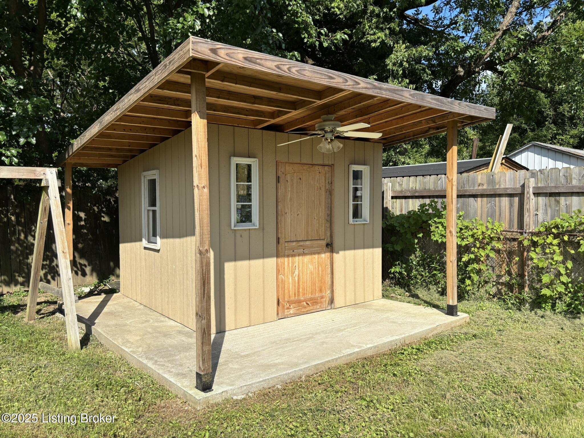 4001 Britt Ln, Louisville