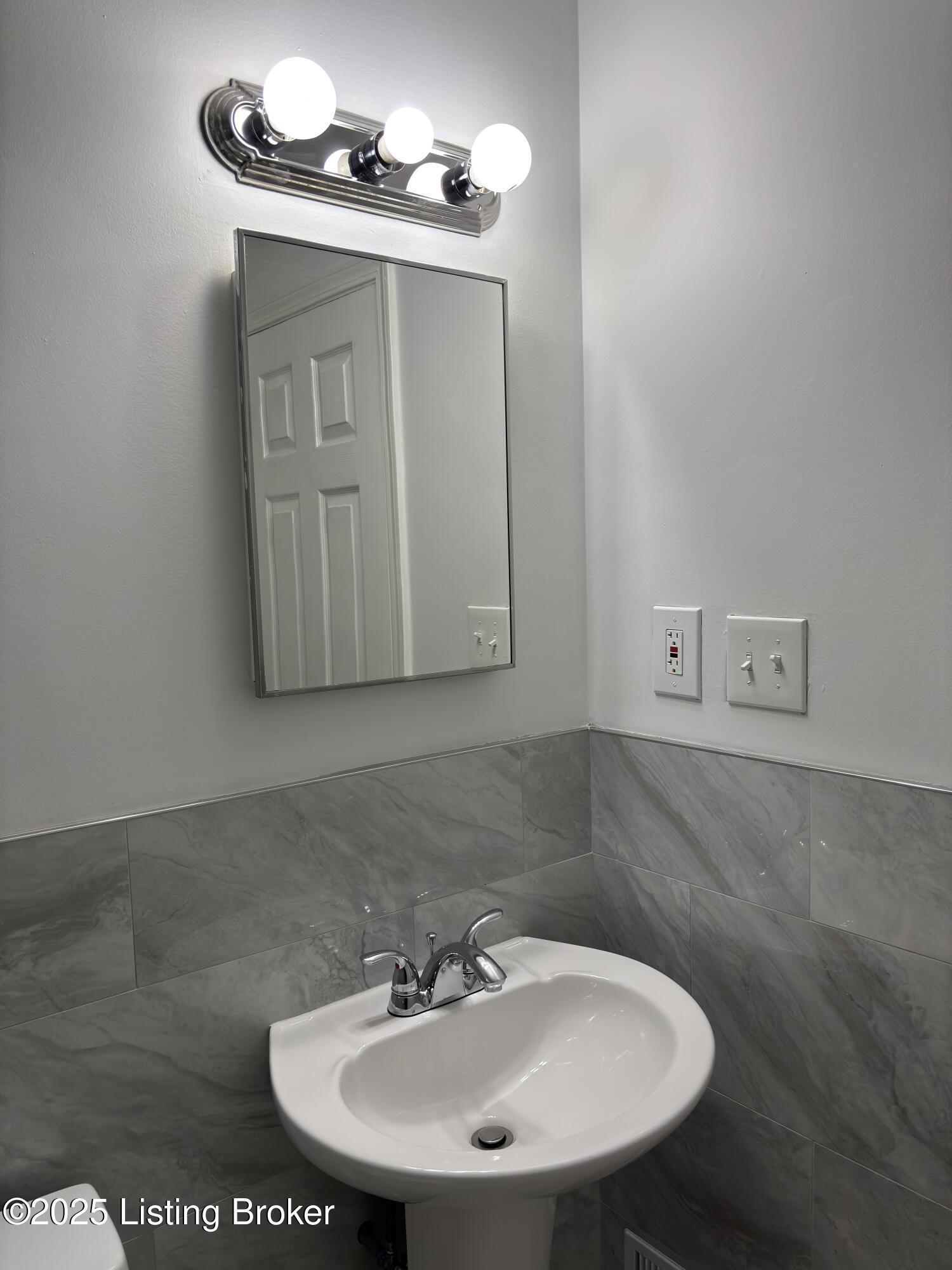 4001 Britt Ln, Louisville