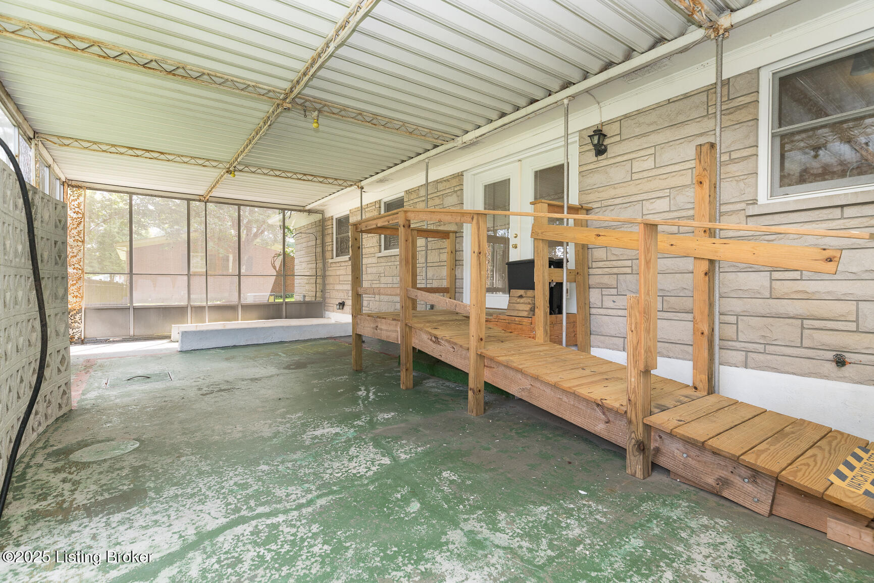 8101 Watterson Trail Trail