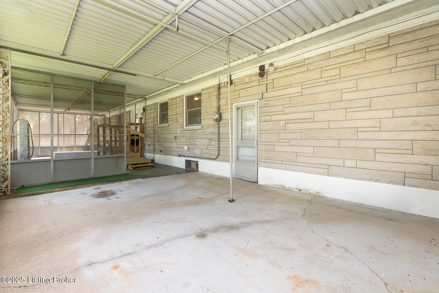 8101 Watterson Trail Trail