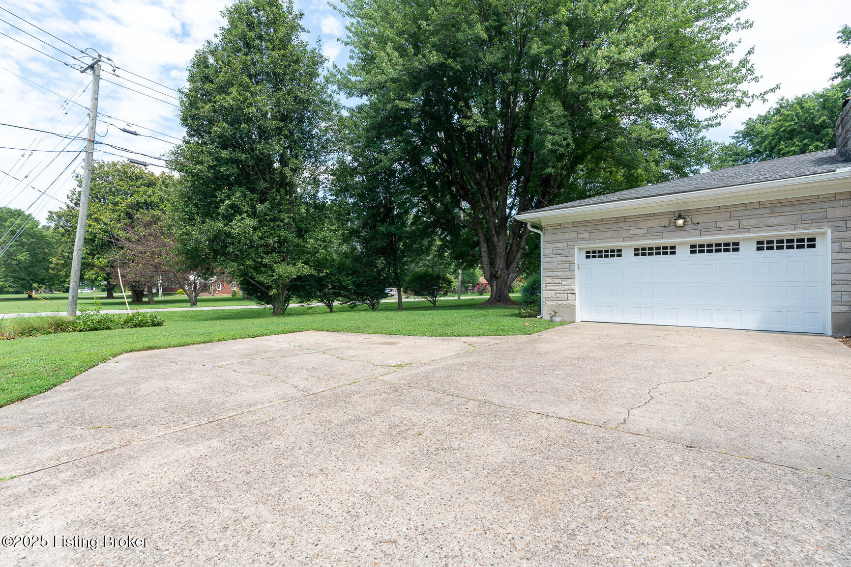 8101 Watterson Trail Trail