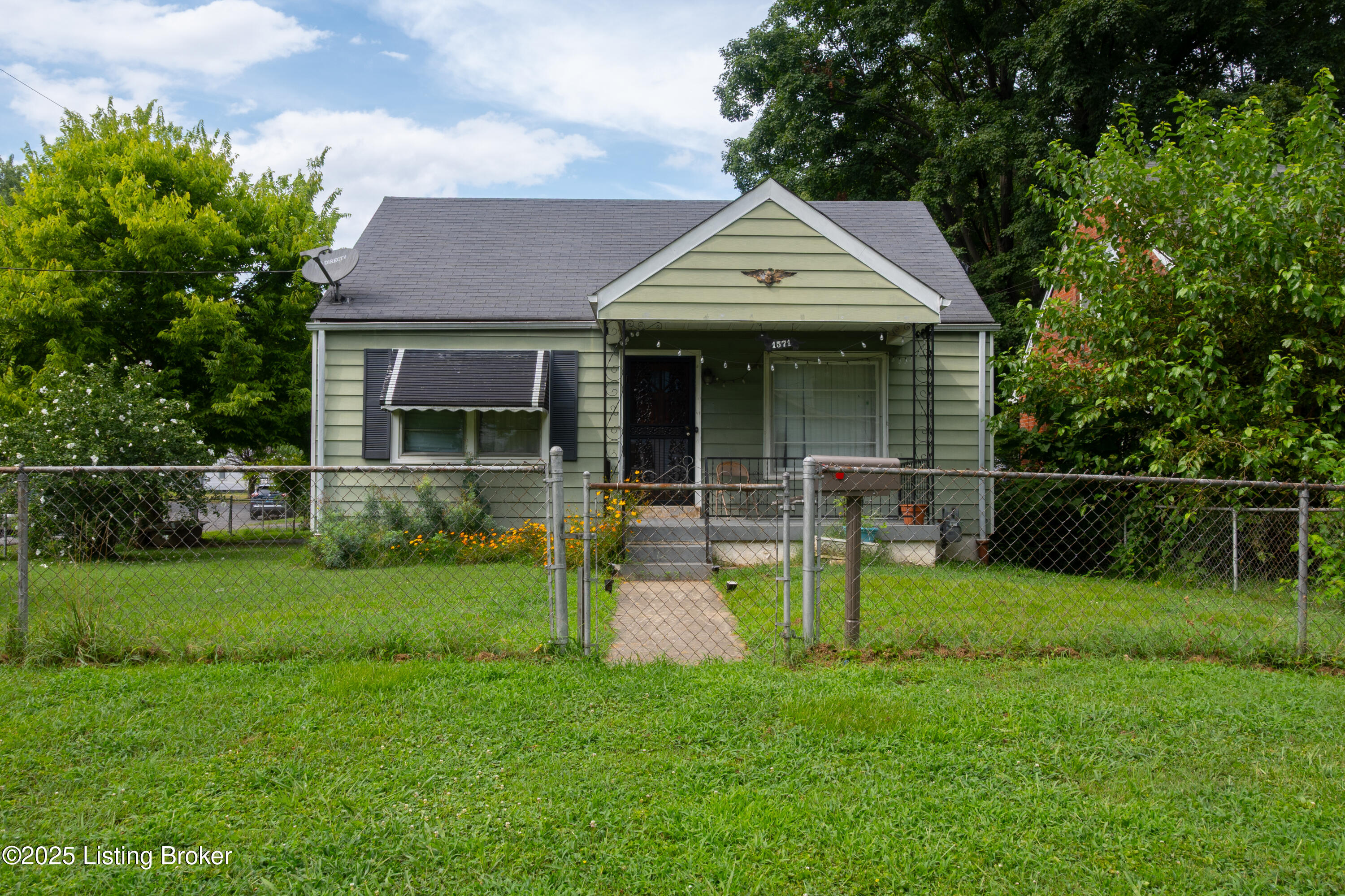 1571 Clara Ave