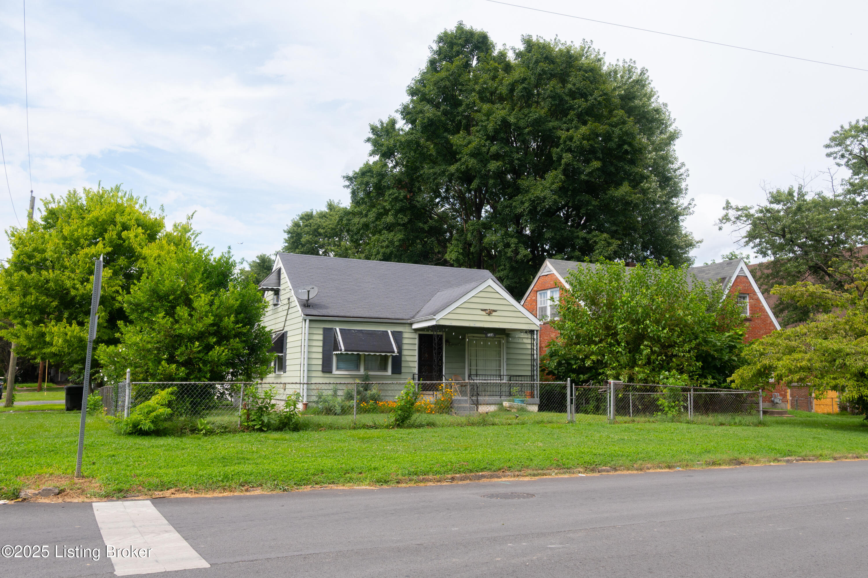 1571 Clara Ave