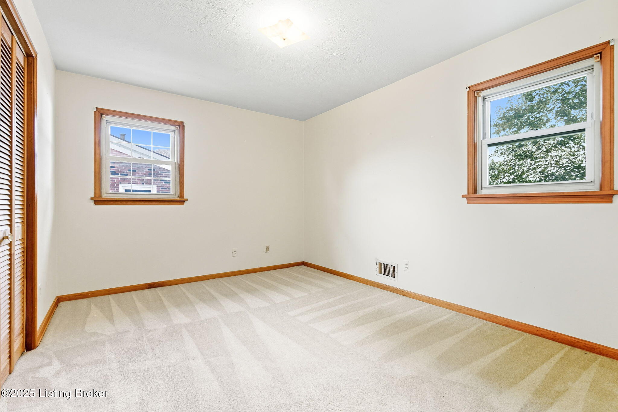 9908 Mccrea Ln, Louisville