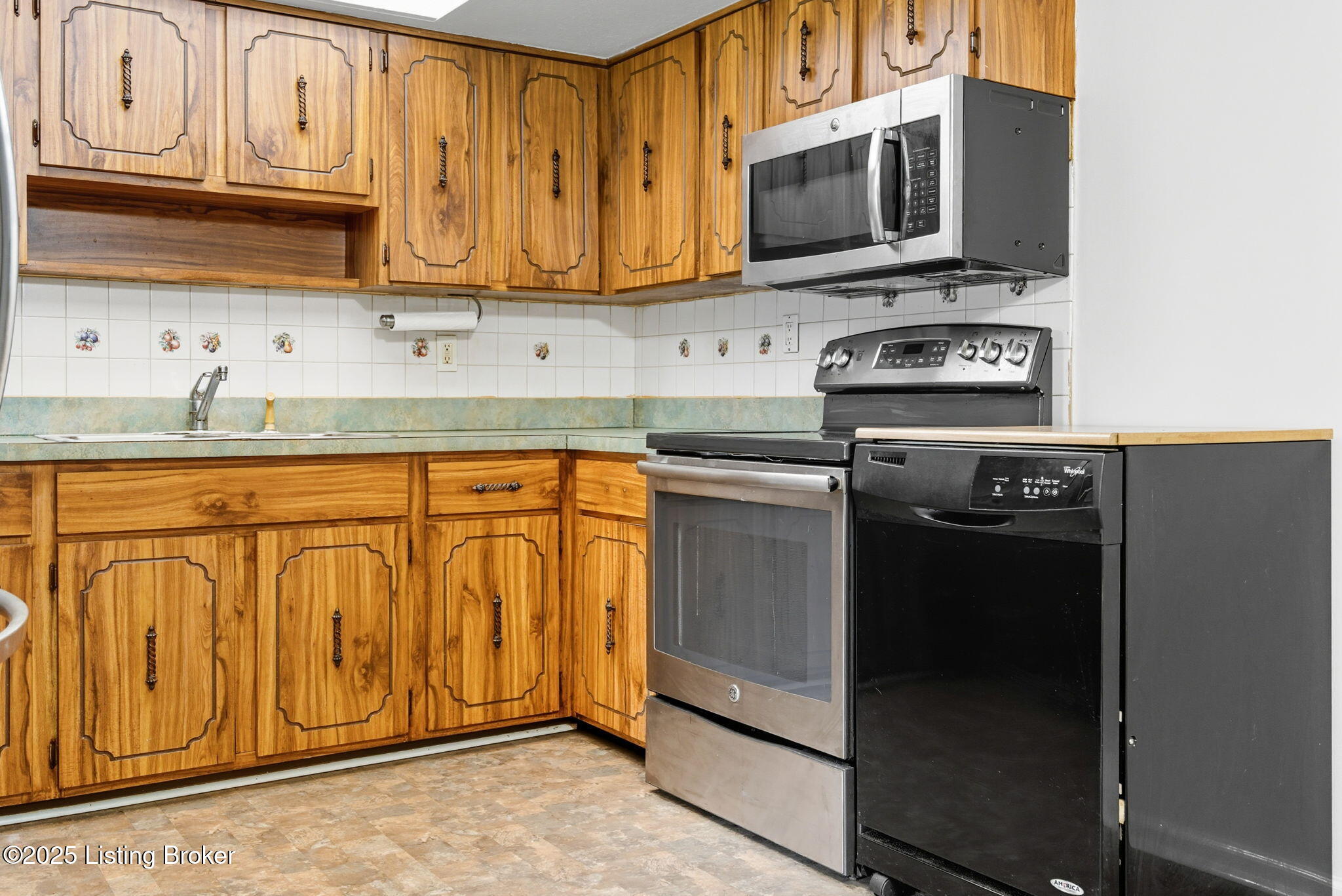 9908 Mccrea Ln, Louisville