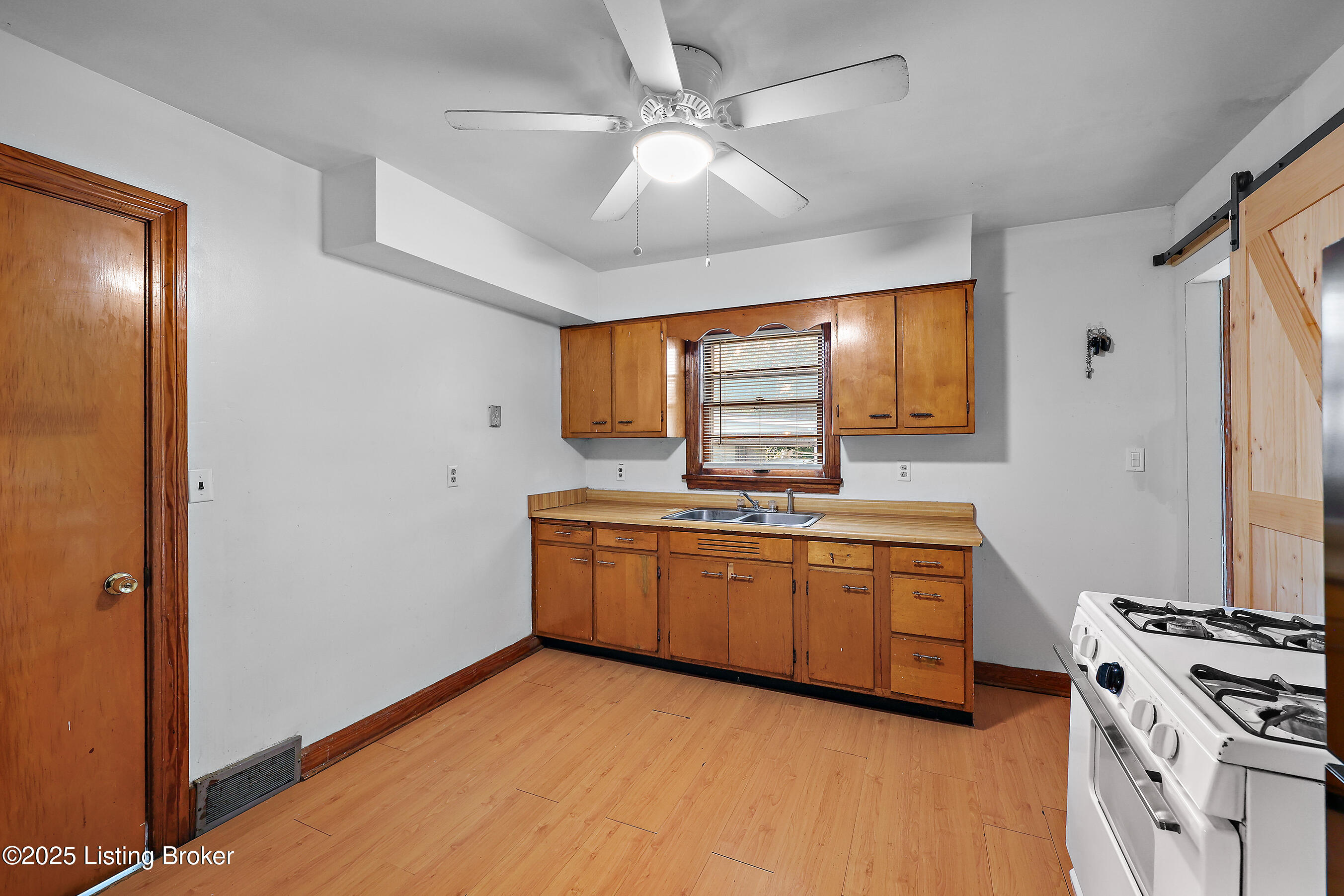 1724 Kennedy Rd