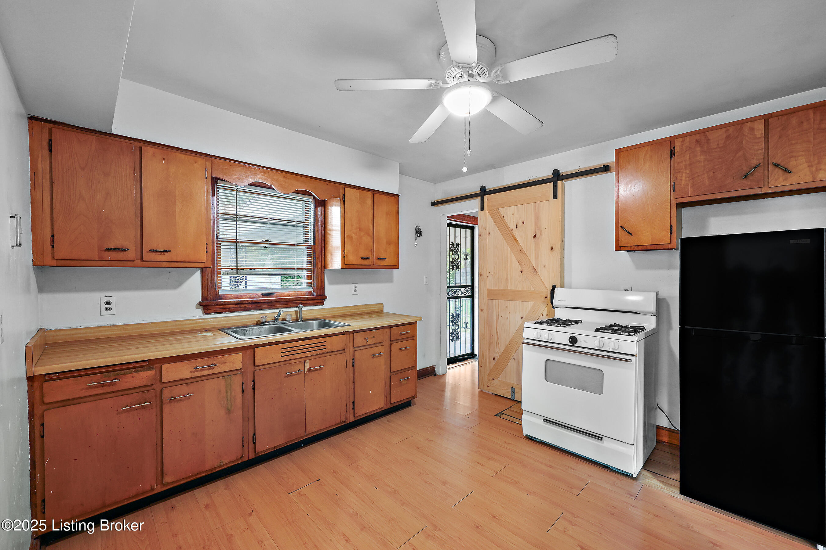 1724 Kennedy Rd