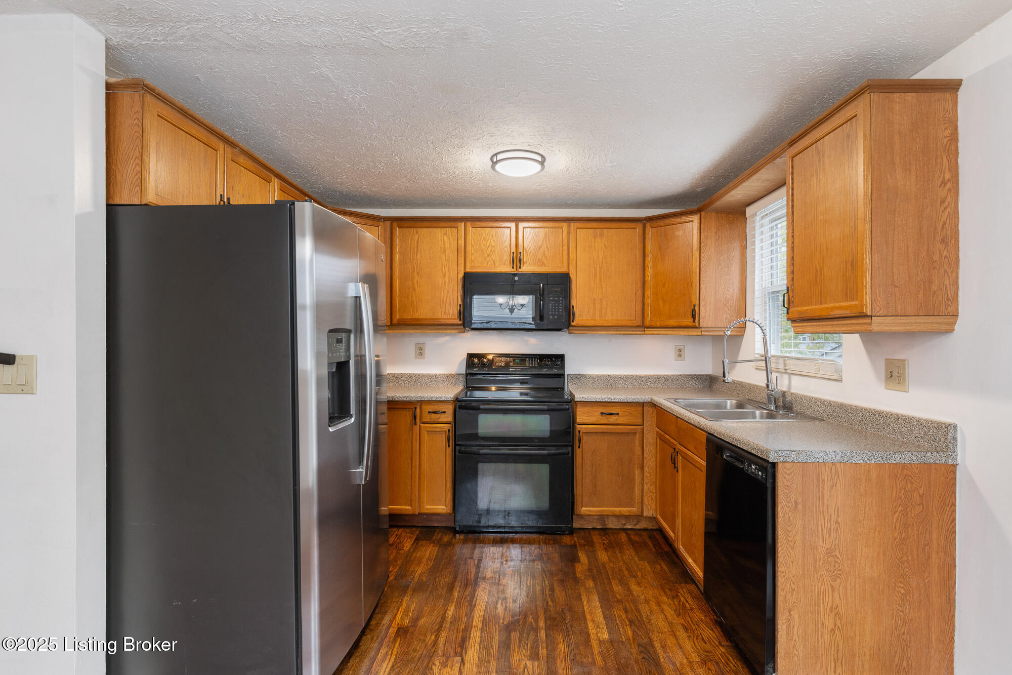 8720 Running Fox Cir