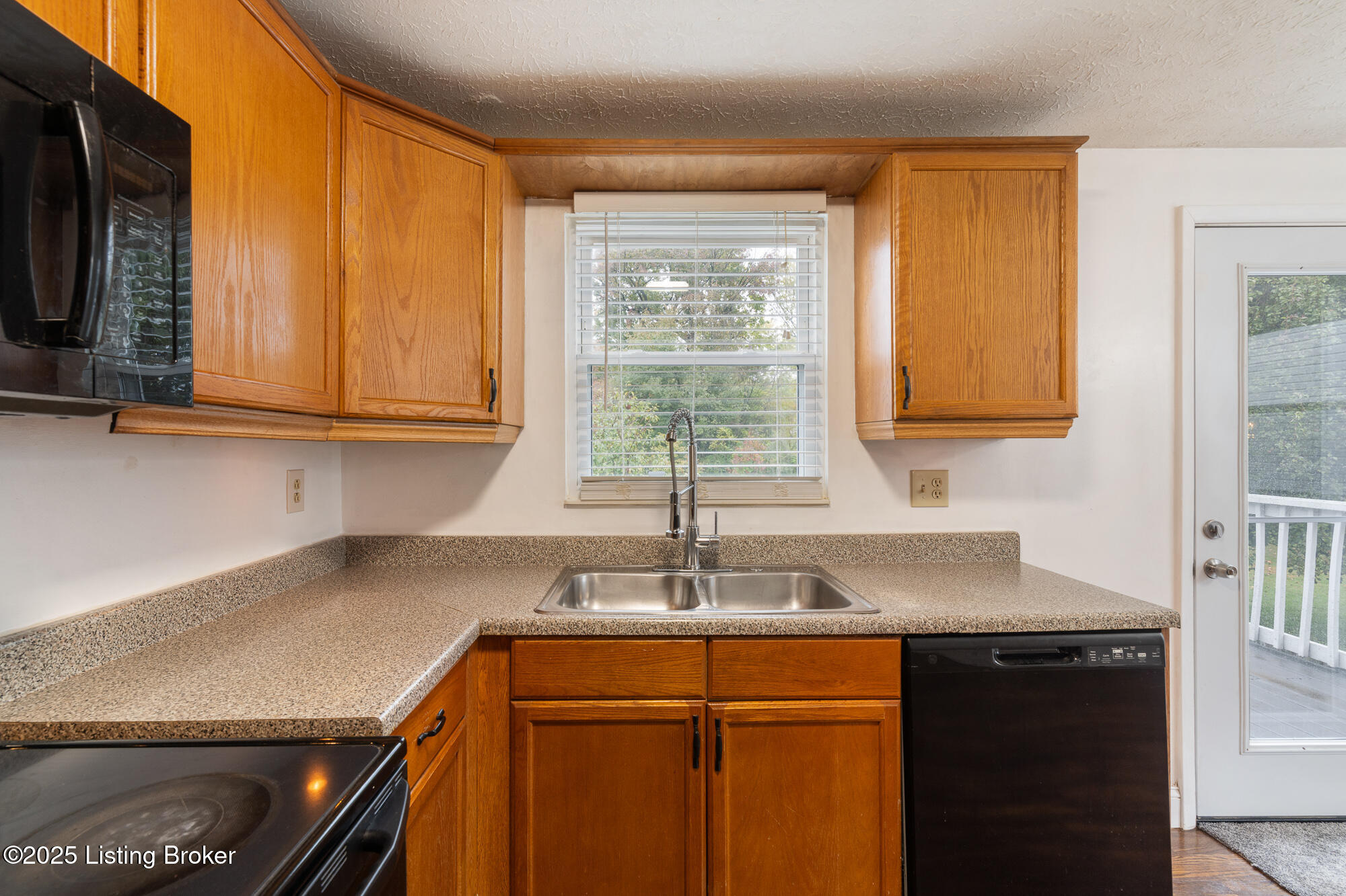 8720 Running Fox Cir