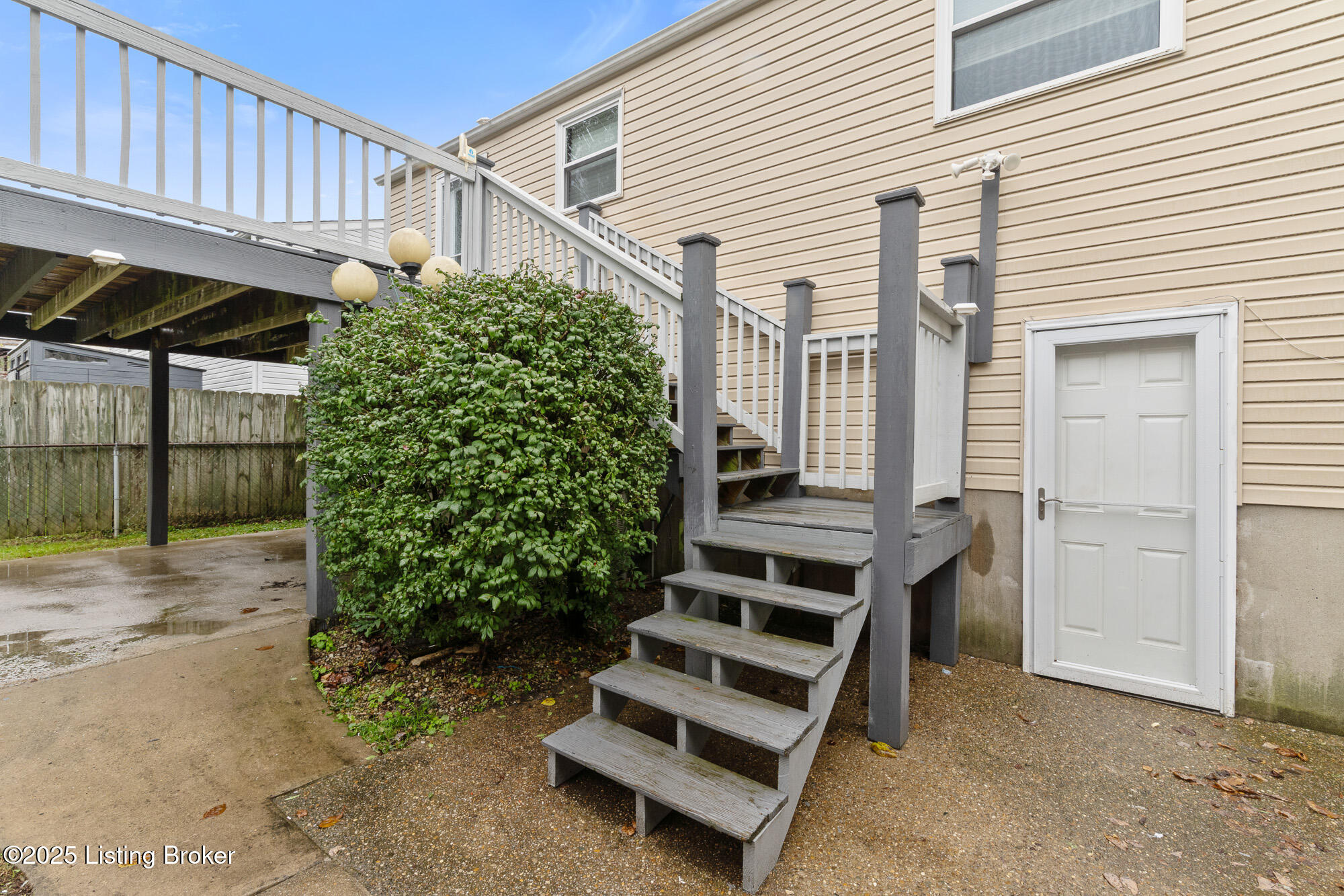 8720 Running Fox Cir