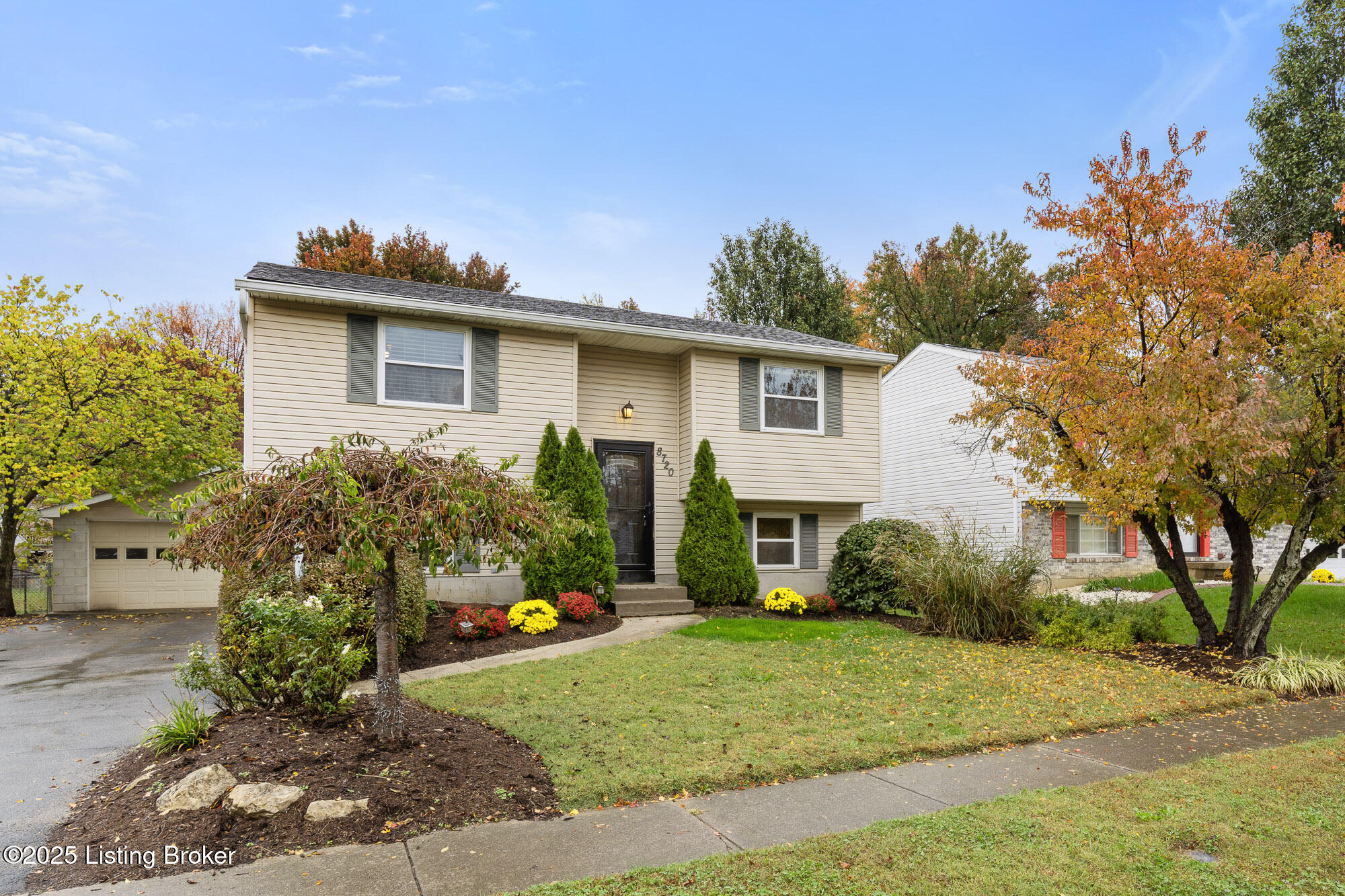 8720 Running Fox Cir