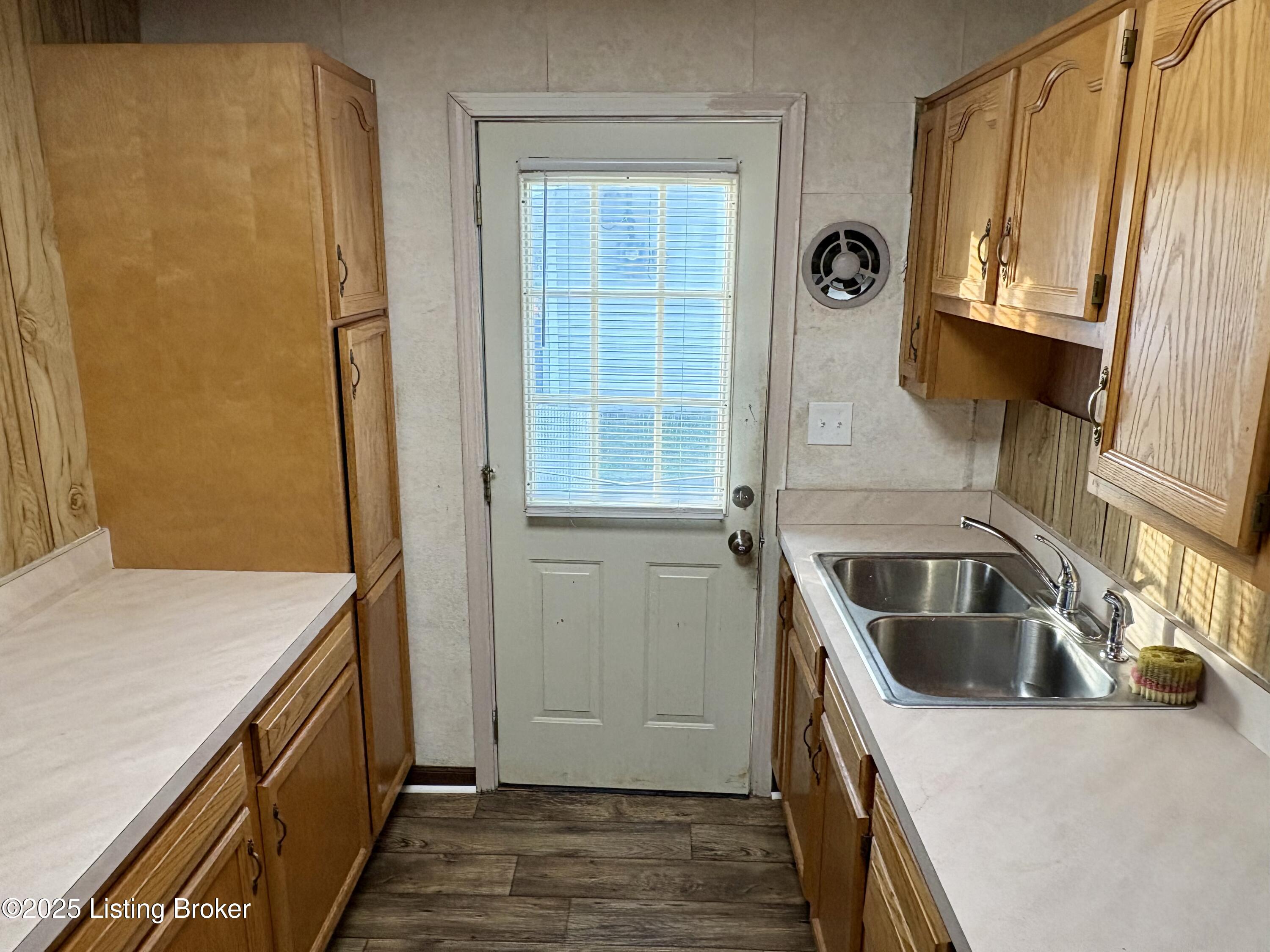 6005 Middleground Dr