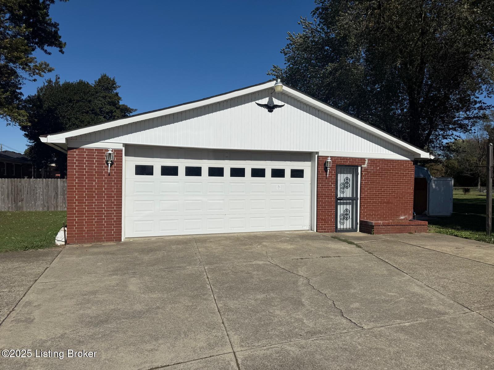 2335 Lower Hunters Trace, Louisville