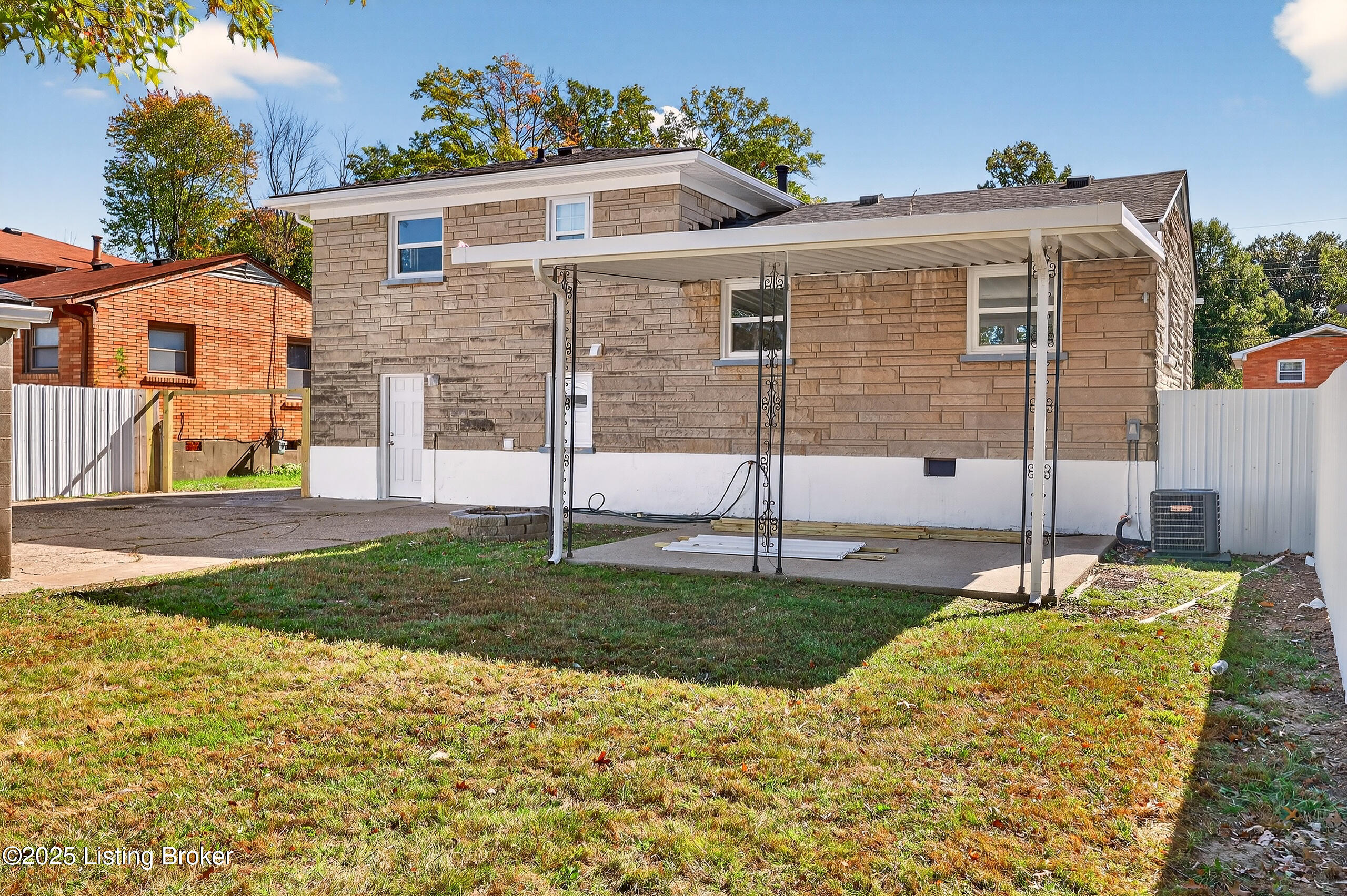 4203 Wooded Way, Louisville