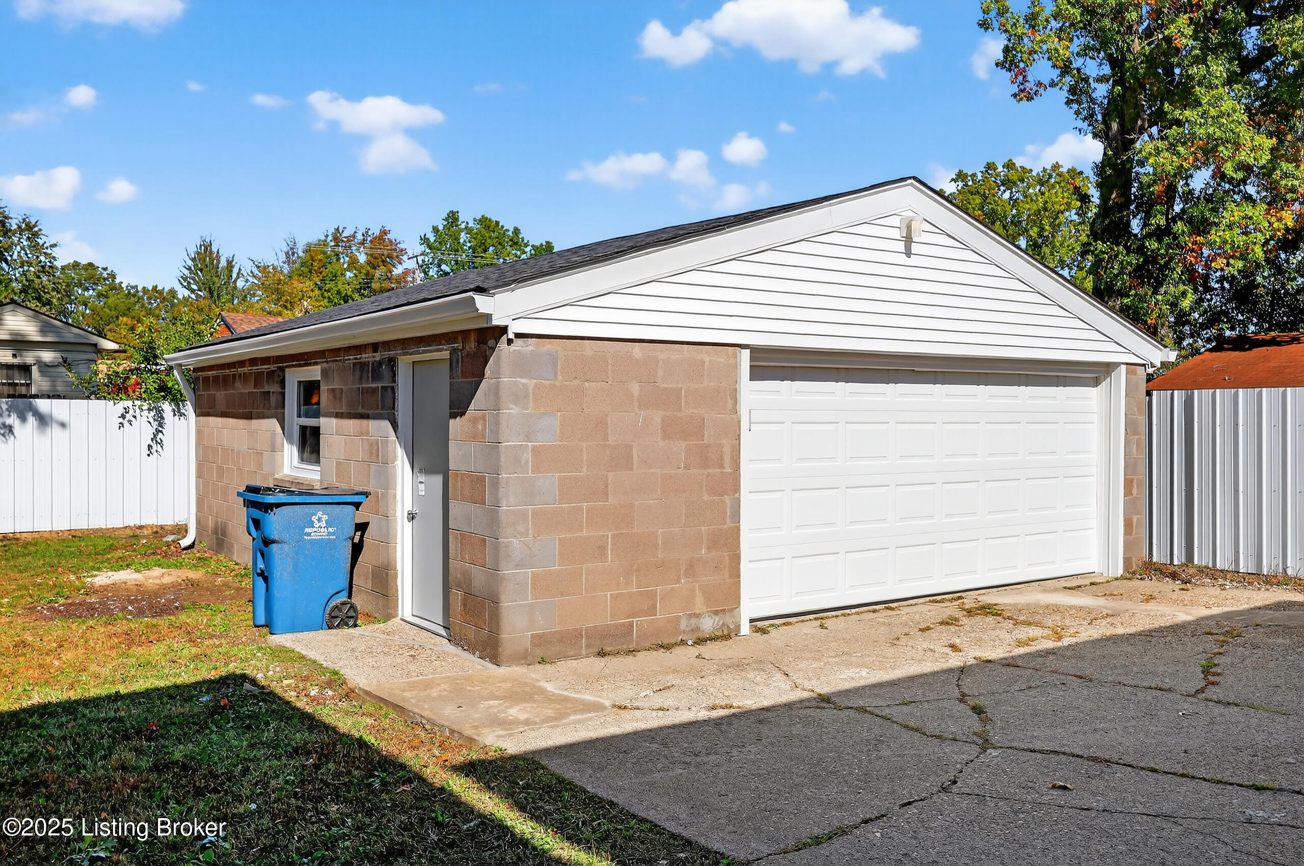 4203 Wooded Way, Louisville