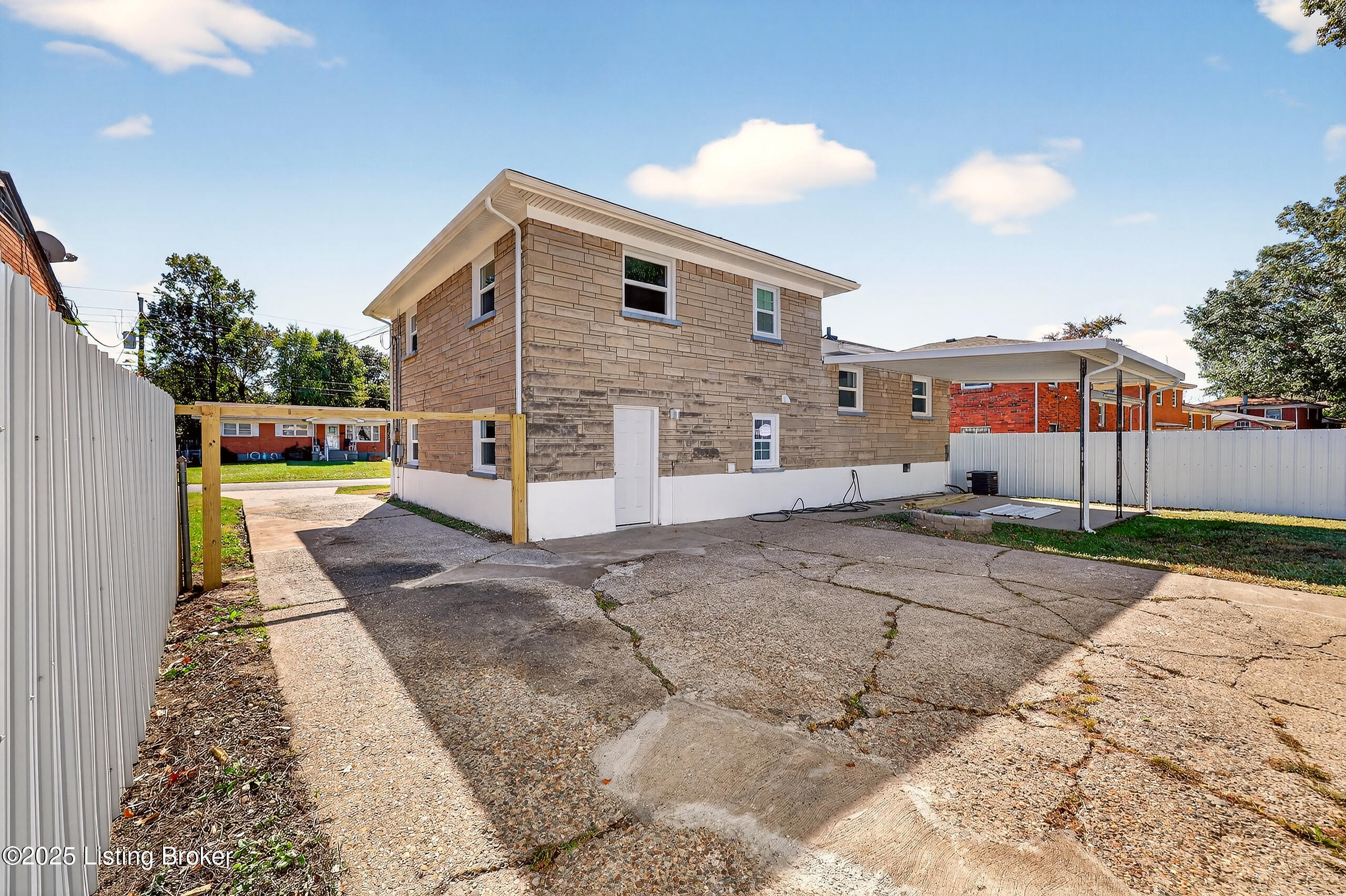 4203 Wooded Way, Louisville