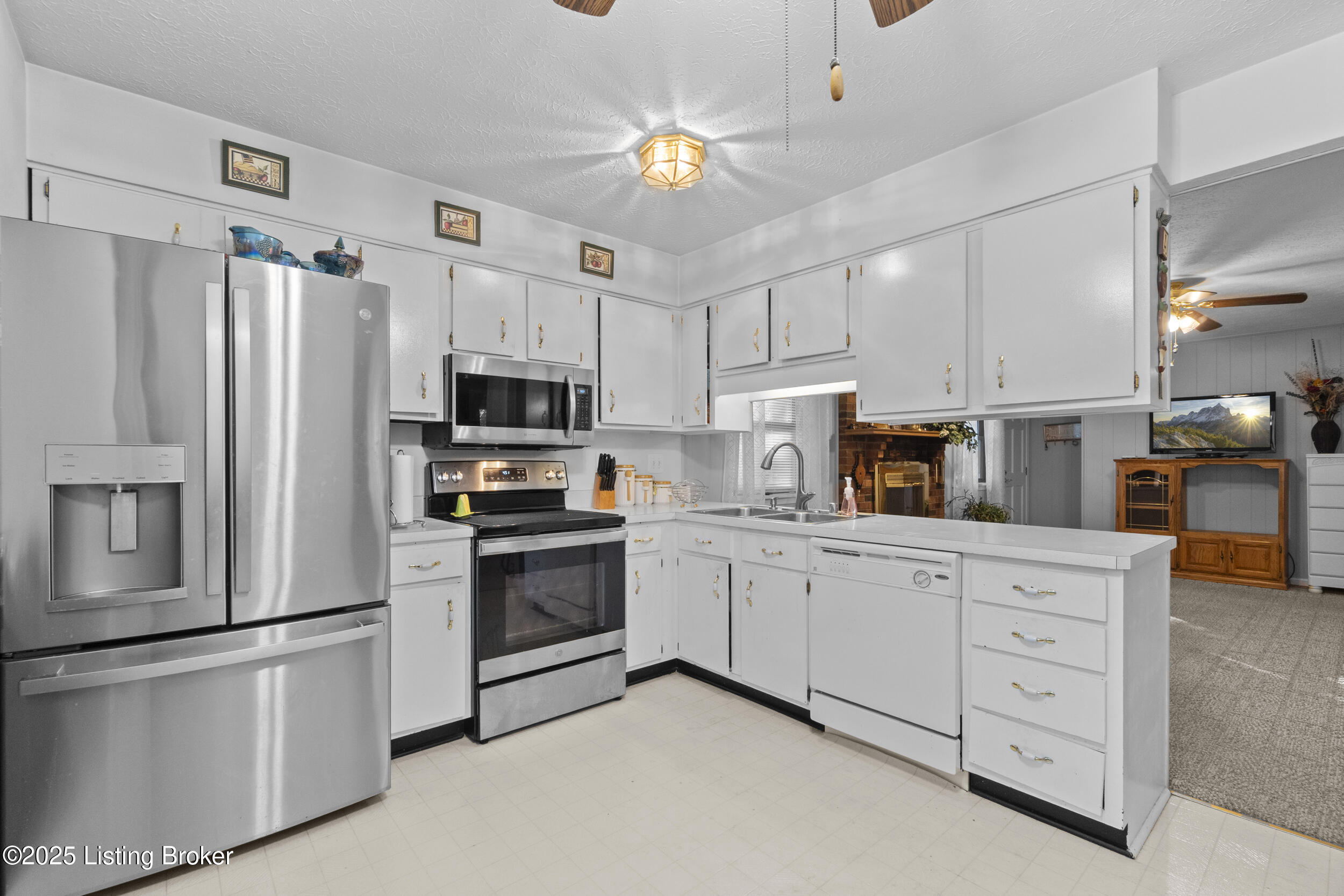 7910 Oswego Cir