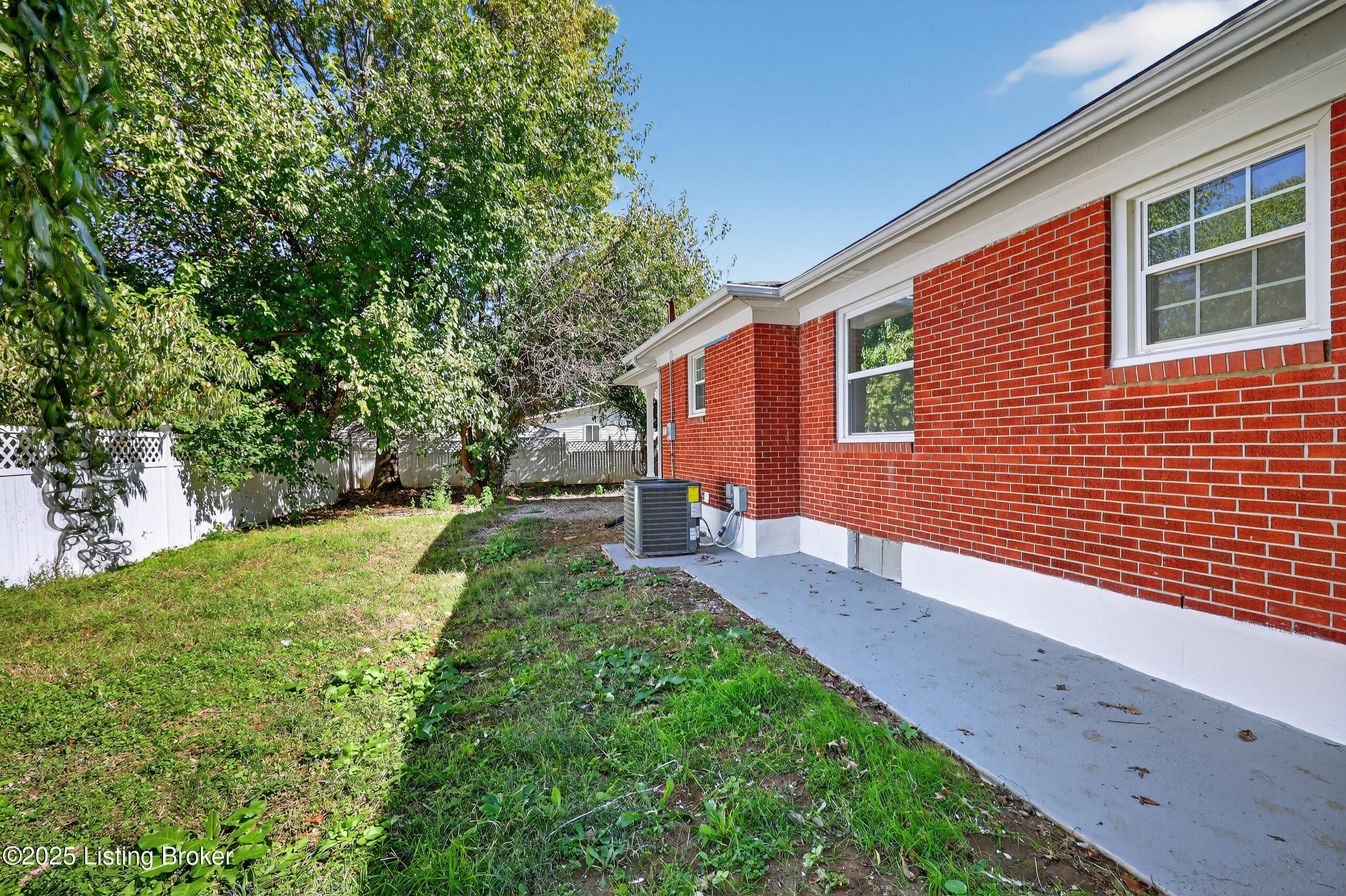 1959 Bashford Manor Ln, Louisville
