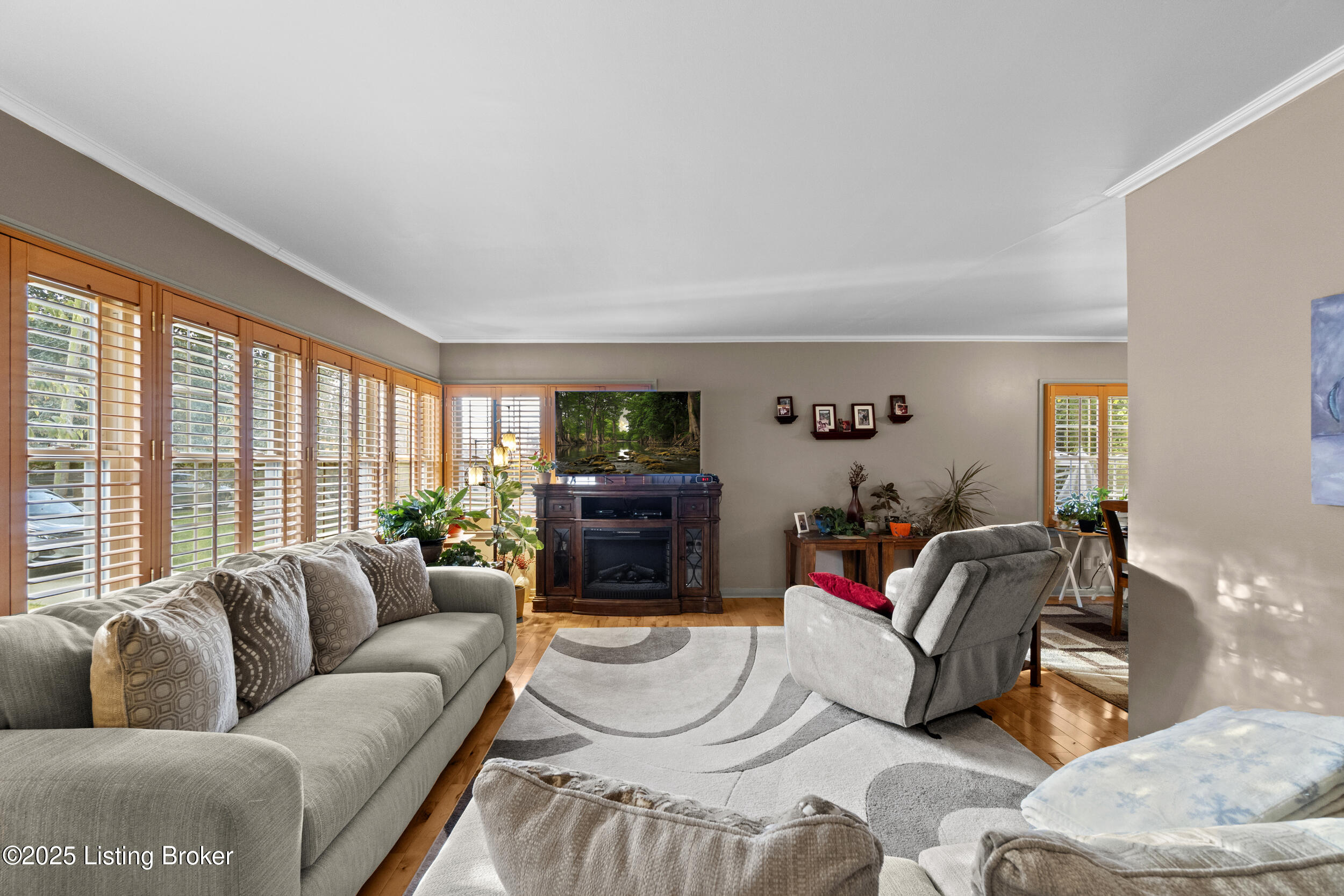 5102 Nancy Ave